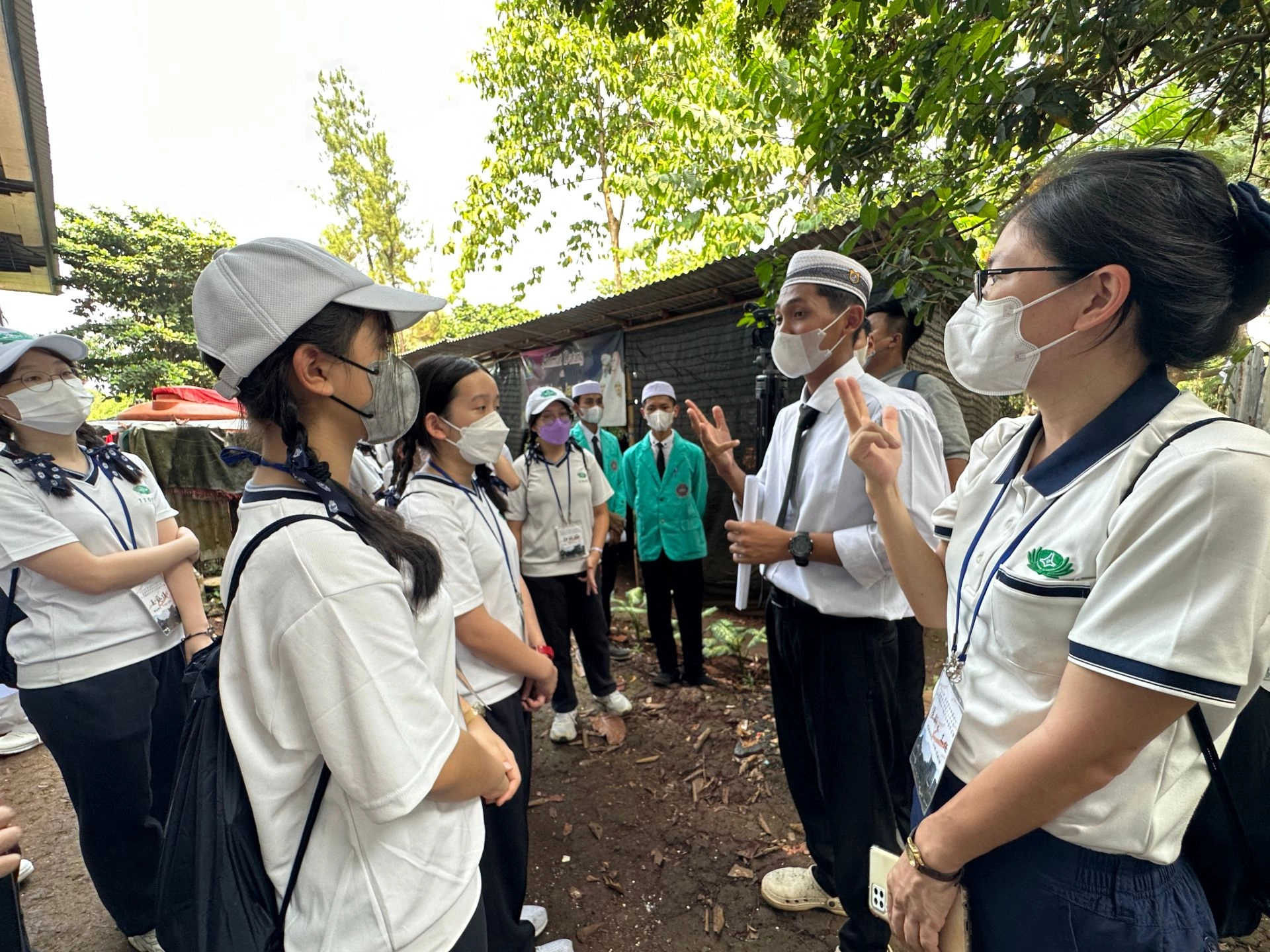 臺南慈中教務處張齡之主任引導習經院及南慈中兩邊學生互動交流。