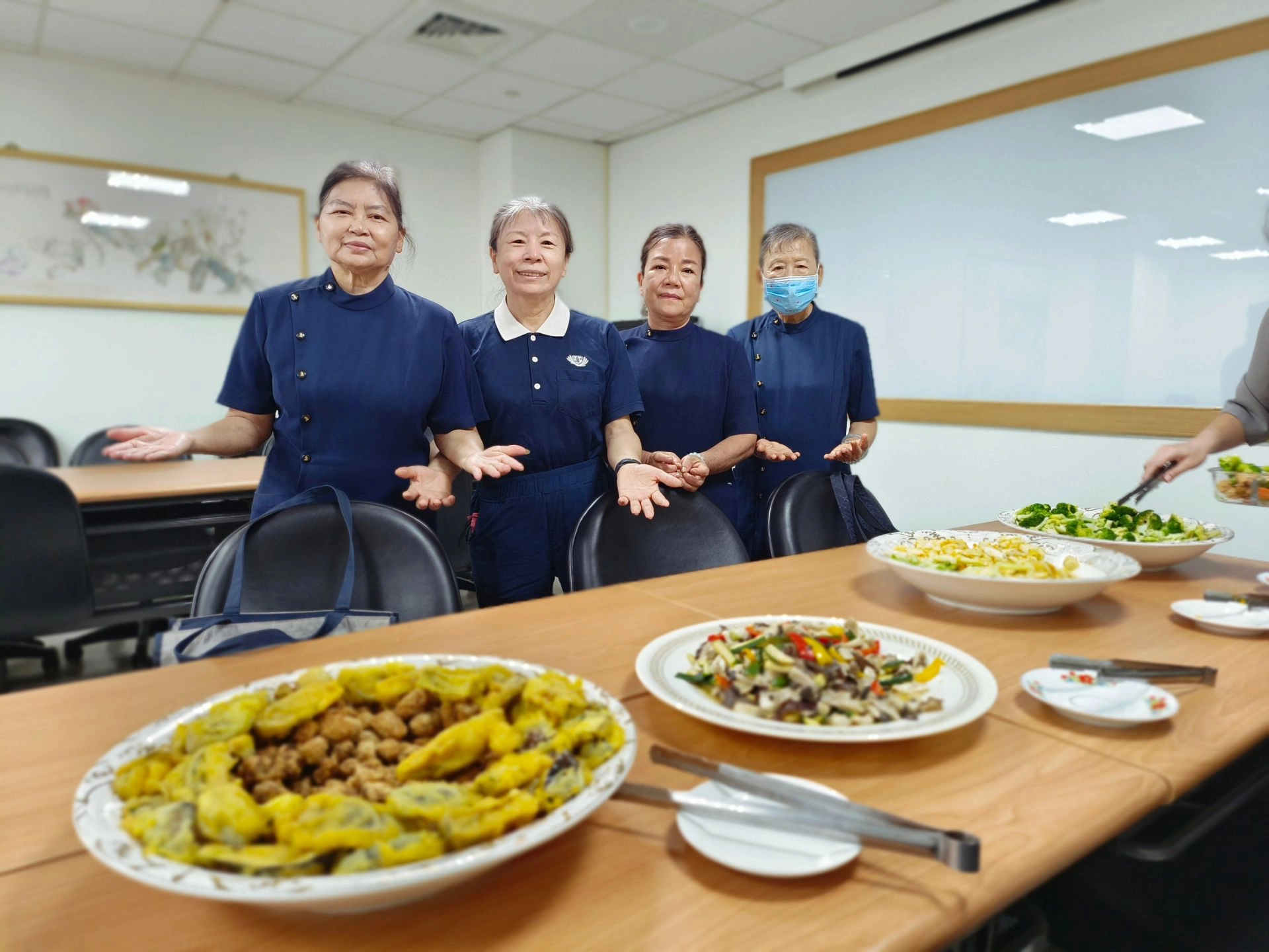 「懿德媽媽」供應愛的蔬食饗宴(左起)卓秋梅、謝秀敏、蔡玉真、邱秀宴