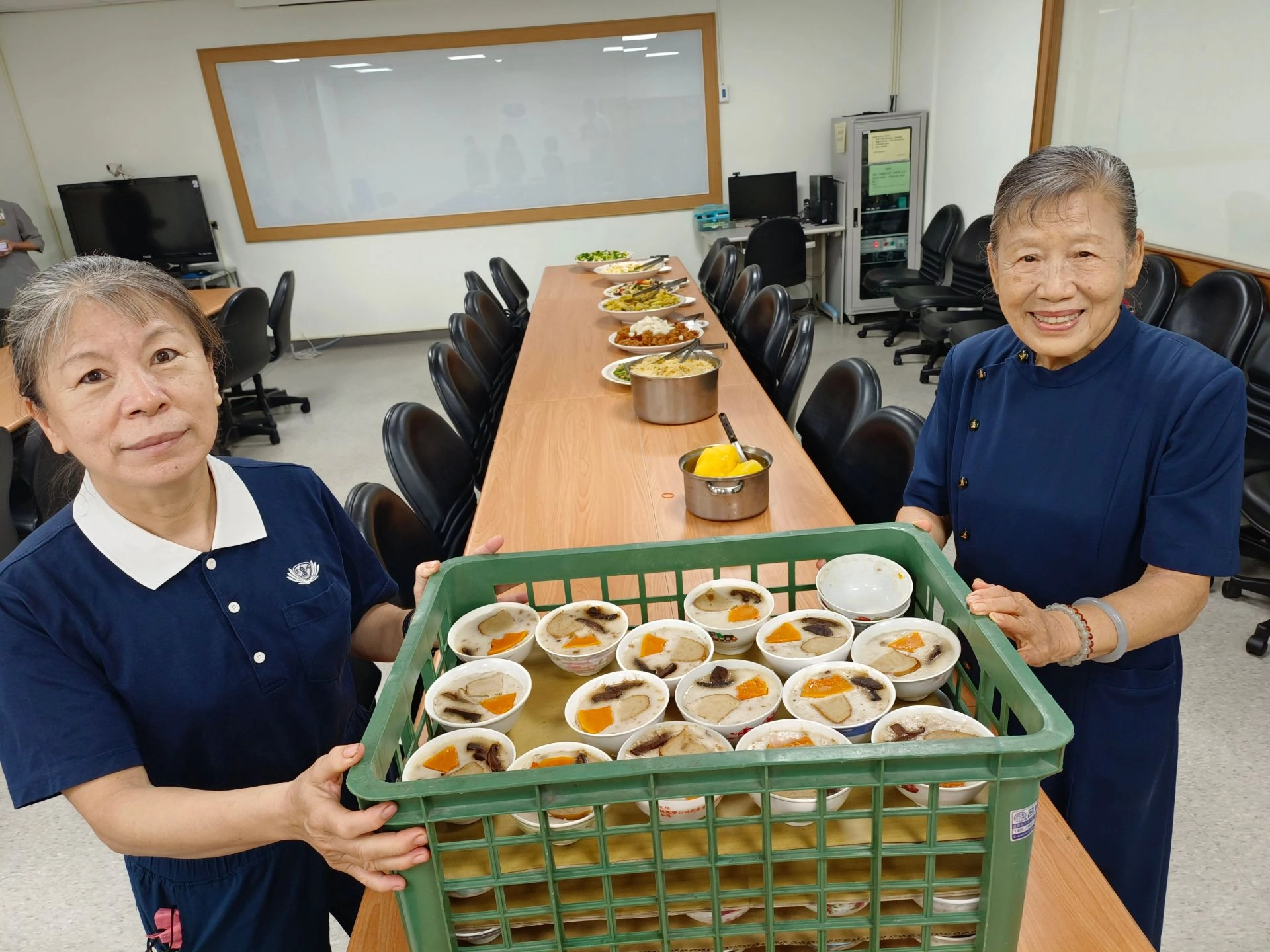 「厚工」獨家傳統素碗粿。(左)謝秀敏、(右)邱秀宴