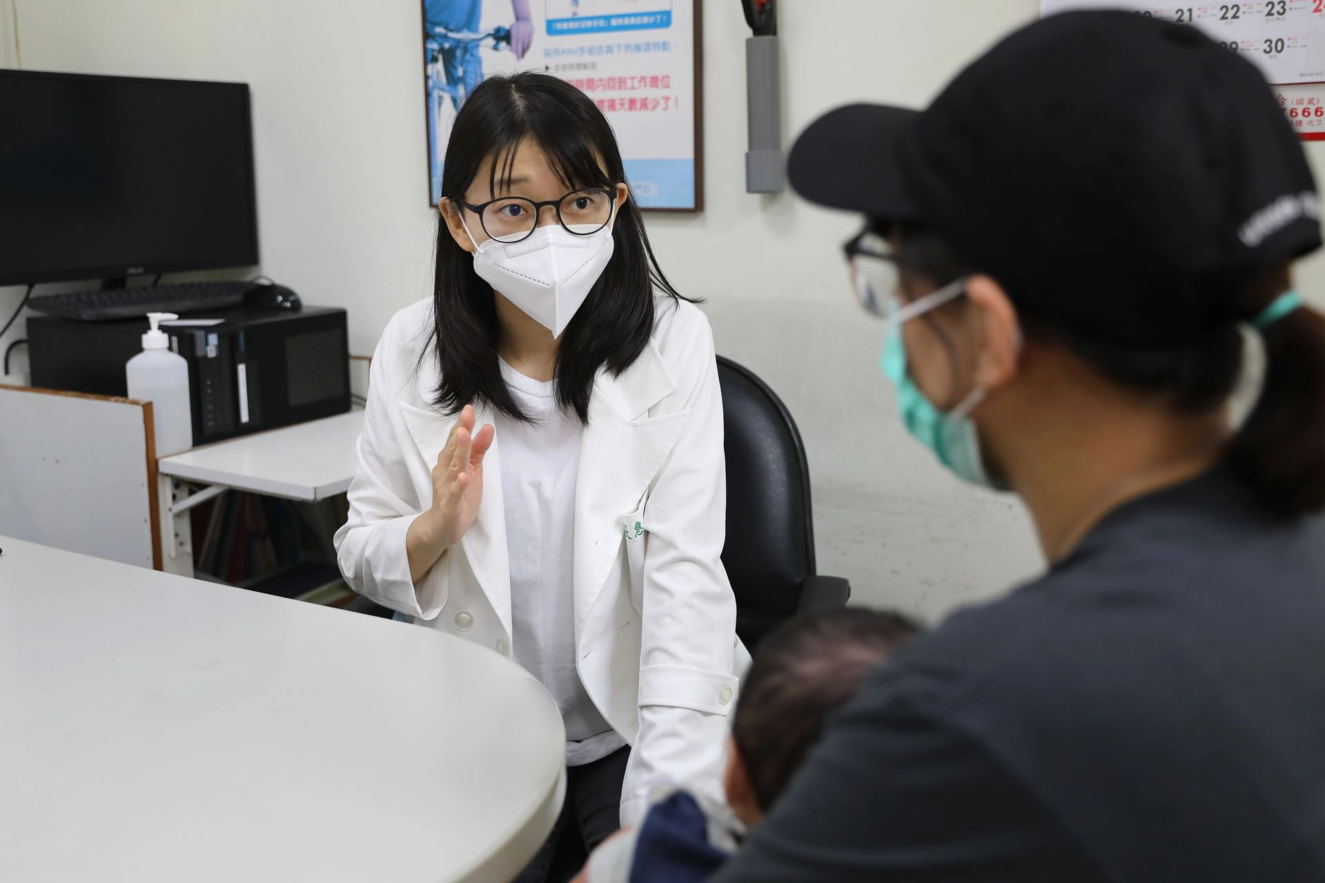 楊筱惠醫師叮嚀，當寶寶持續發生嘔吐，爸媽應注意嘔吐內容物、顏色以及嘔吐與喝奶時間的間隔，並就醫排除是否有幽門肌肉肥厚問題。