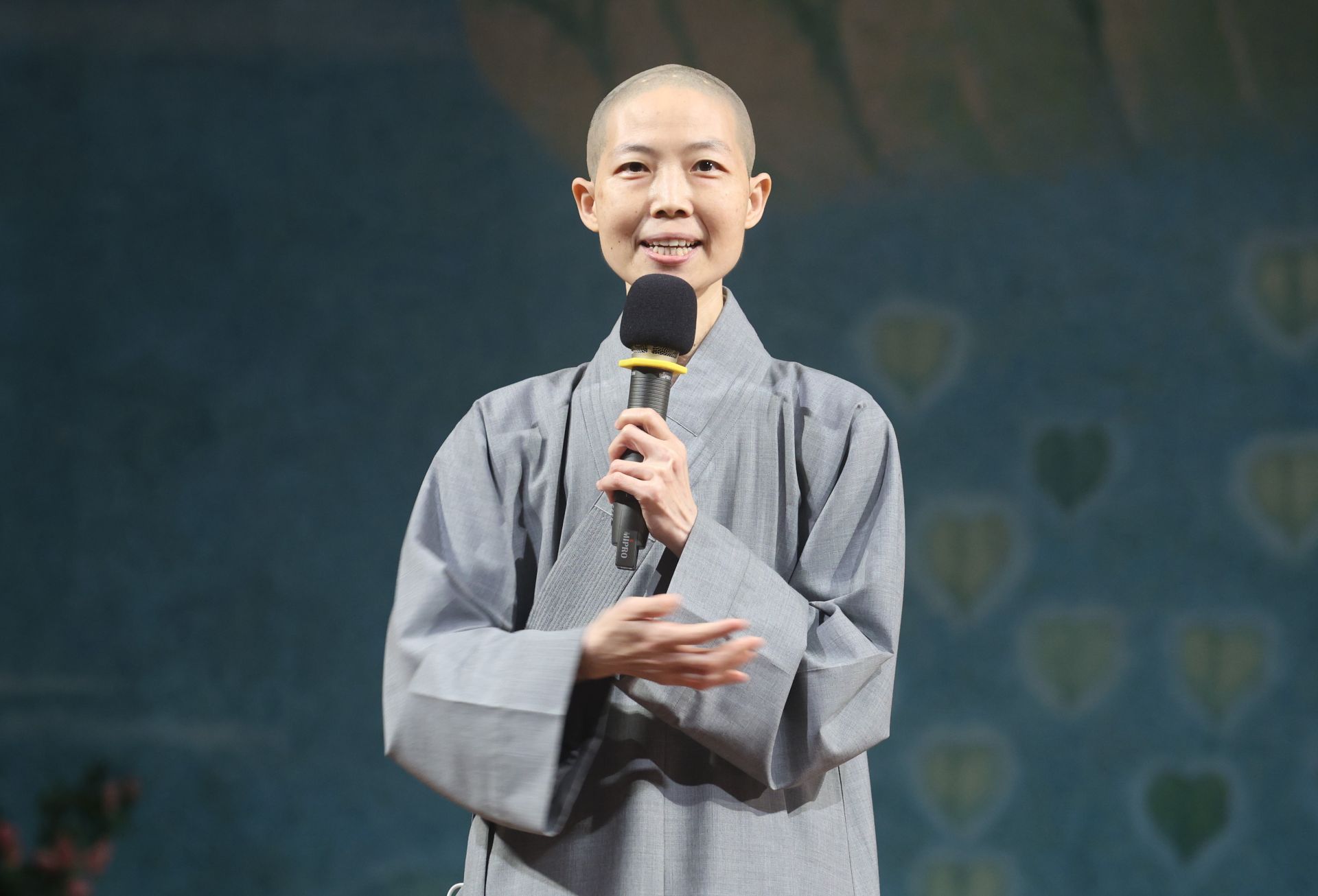 靜思精舍德劭法師提醒,時時懷抱感恩、尊重、愛,才能人見人愛。