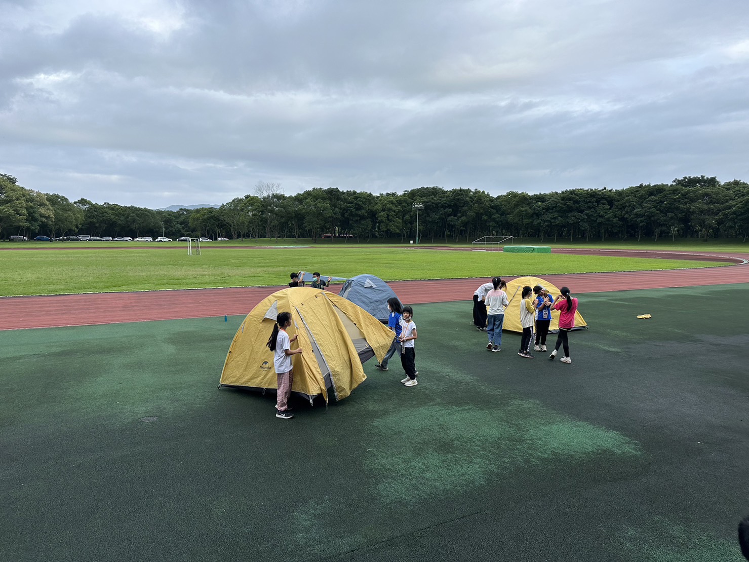 孩童自行搭建夜營帳篷