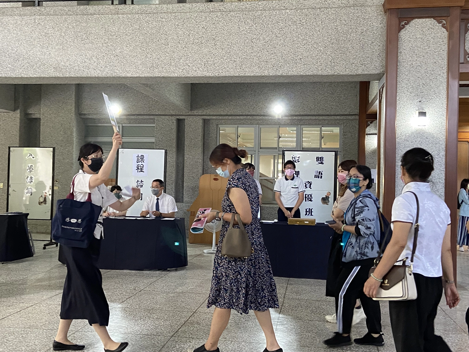 各處室主任親切地引導參訪校園並提供。
