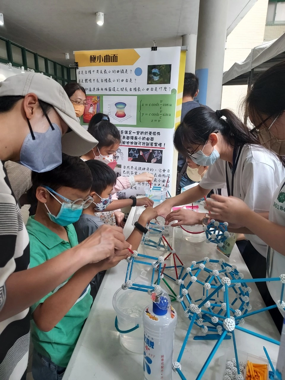 高中學生參與成大理工大道科學博覽會擺攤，操作科學實驗。