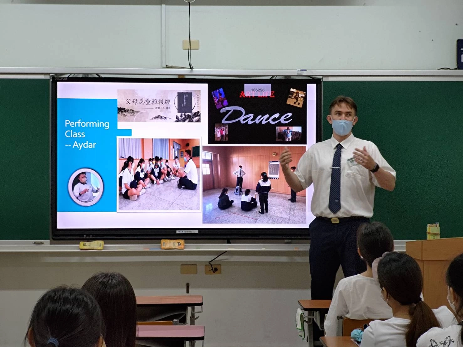 Aydar外籍教師說明高中部表演藝術課程融入雙語教學。