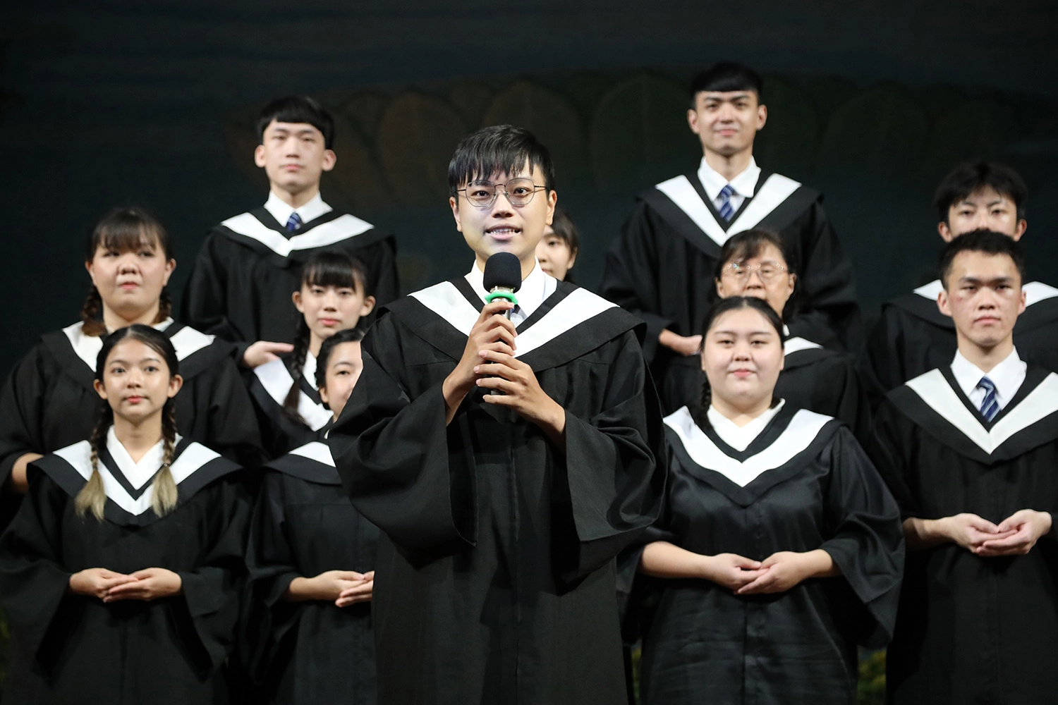 畢業生代表致詞沈柏漢。