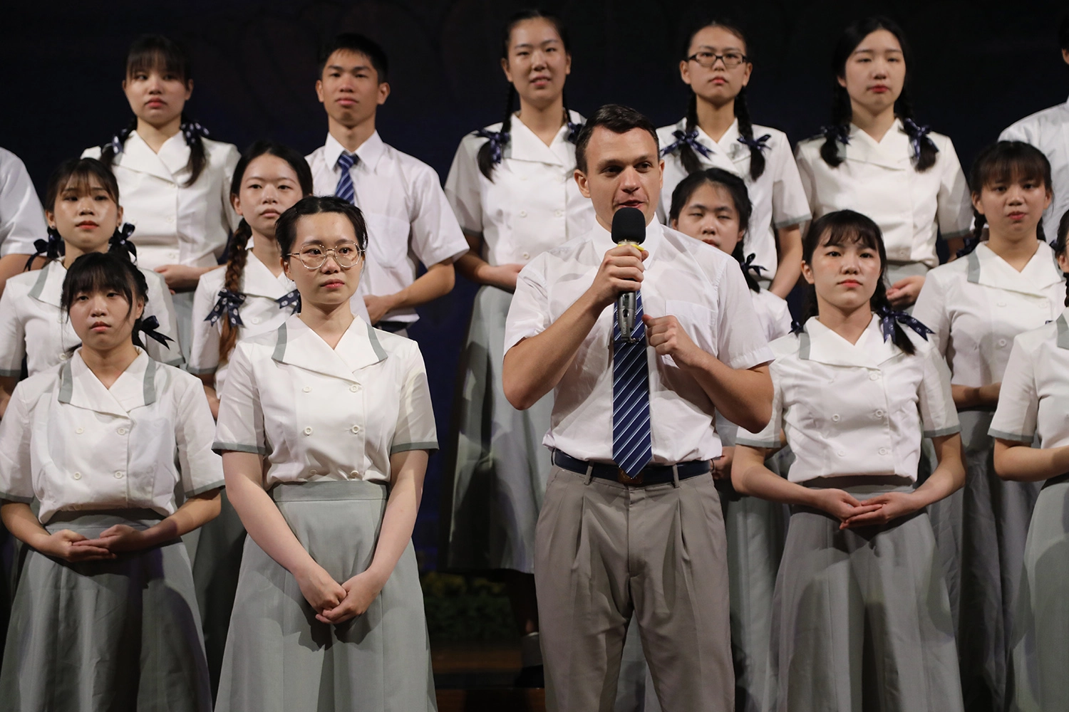 慈大烏克蘭學生鄧都兵以在校生身分祝福畢業生。
