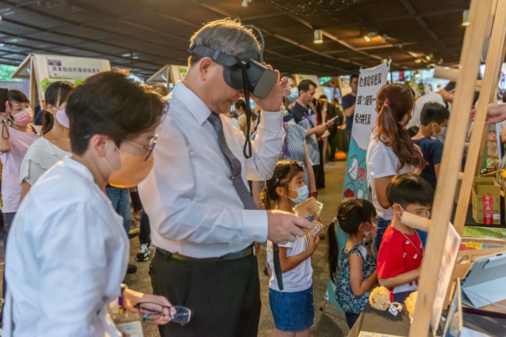 沈志修副署長透過VR體驗如何減少海洋塑膠污染。