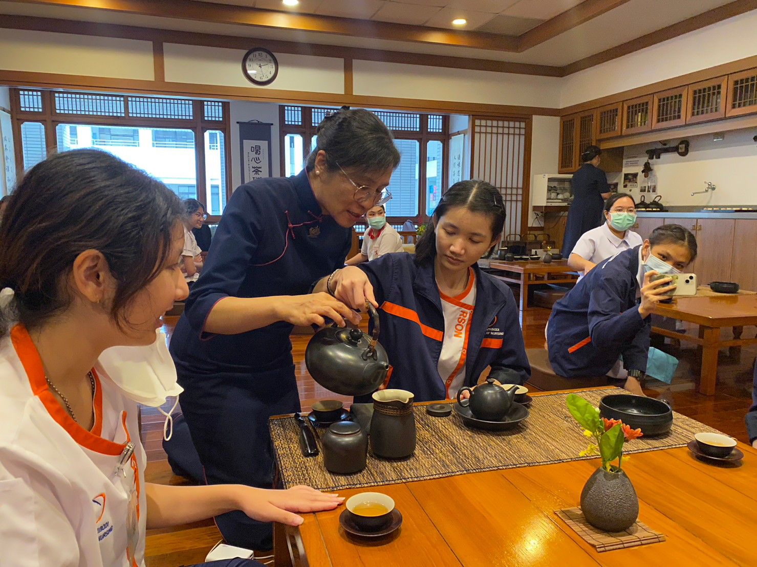 安排茶道及花道課程，讓泰國學生體驗慈濟人文之美。