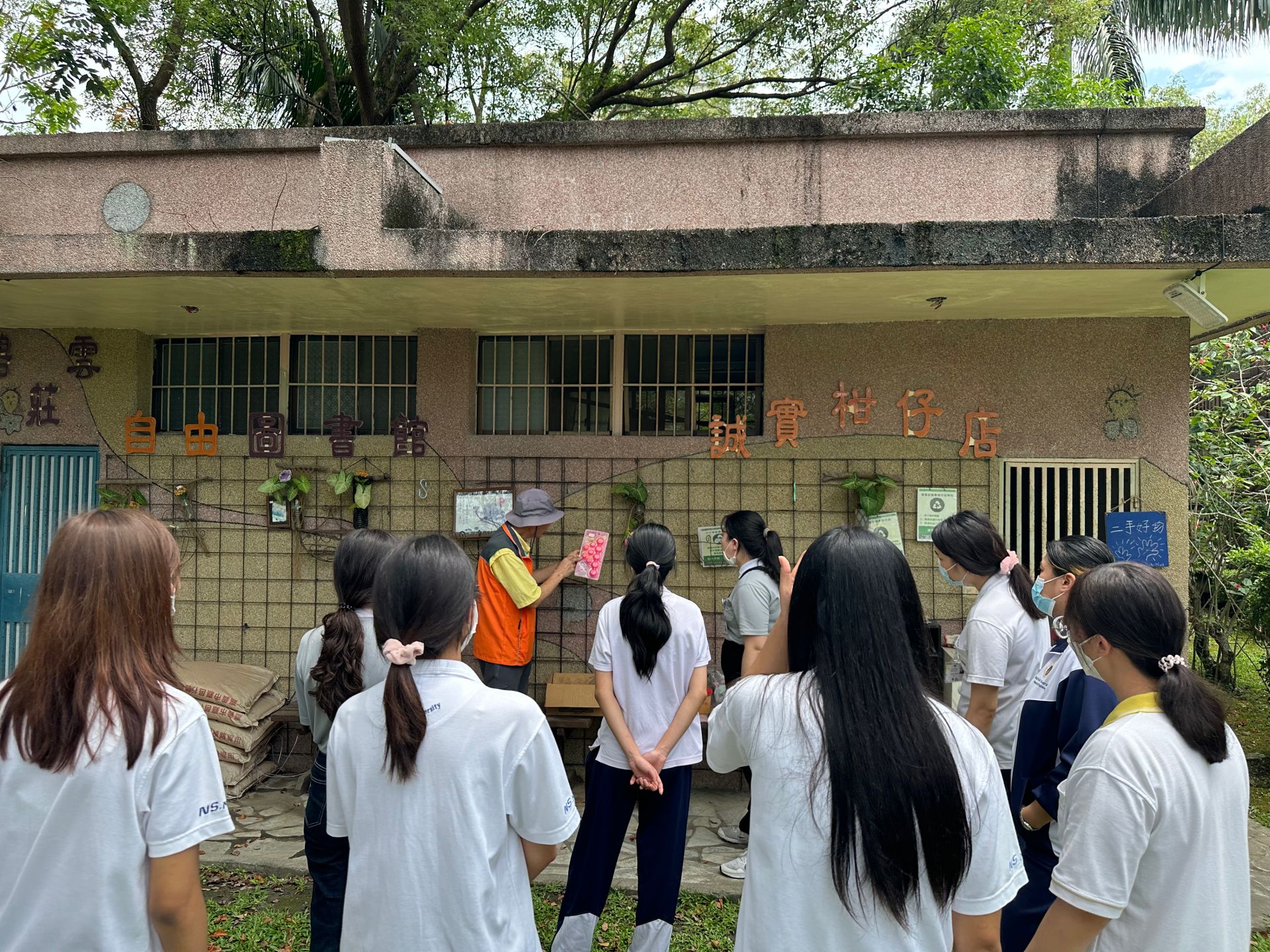 泰國學生參訪碧雲莊社區誠實柑仔店，瞭解社區健康醫療及文化。