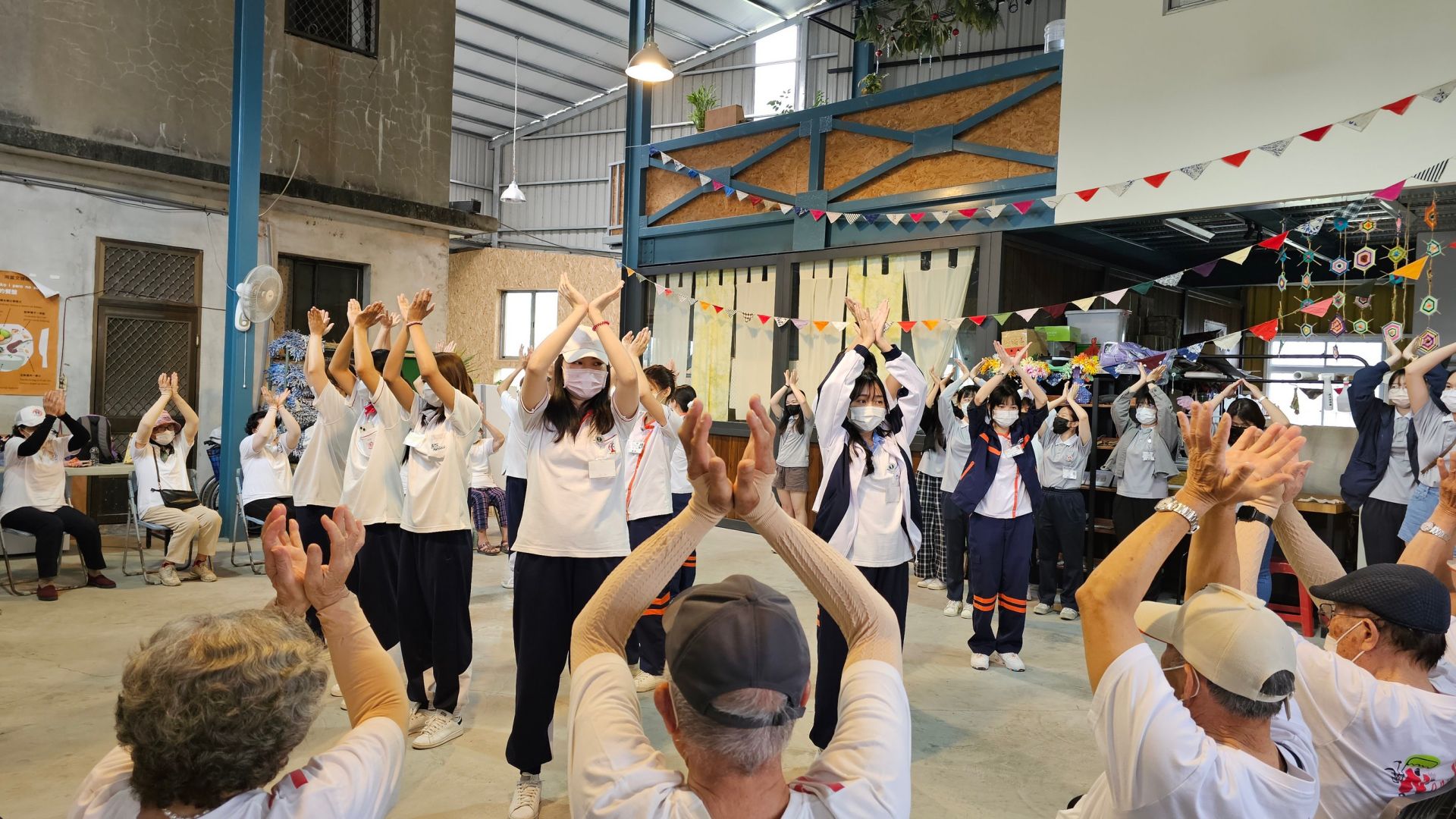 泰國學生參與光復太巴塱部落文化健康站活動，帶動長者共舞。