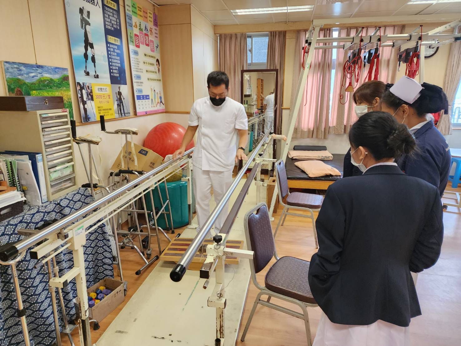泰國學生到花蓮慈濟醫院骨科病房見習，李彥範老師為學生示範復健器材使用方式。