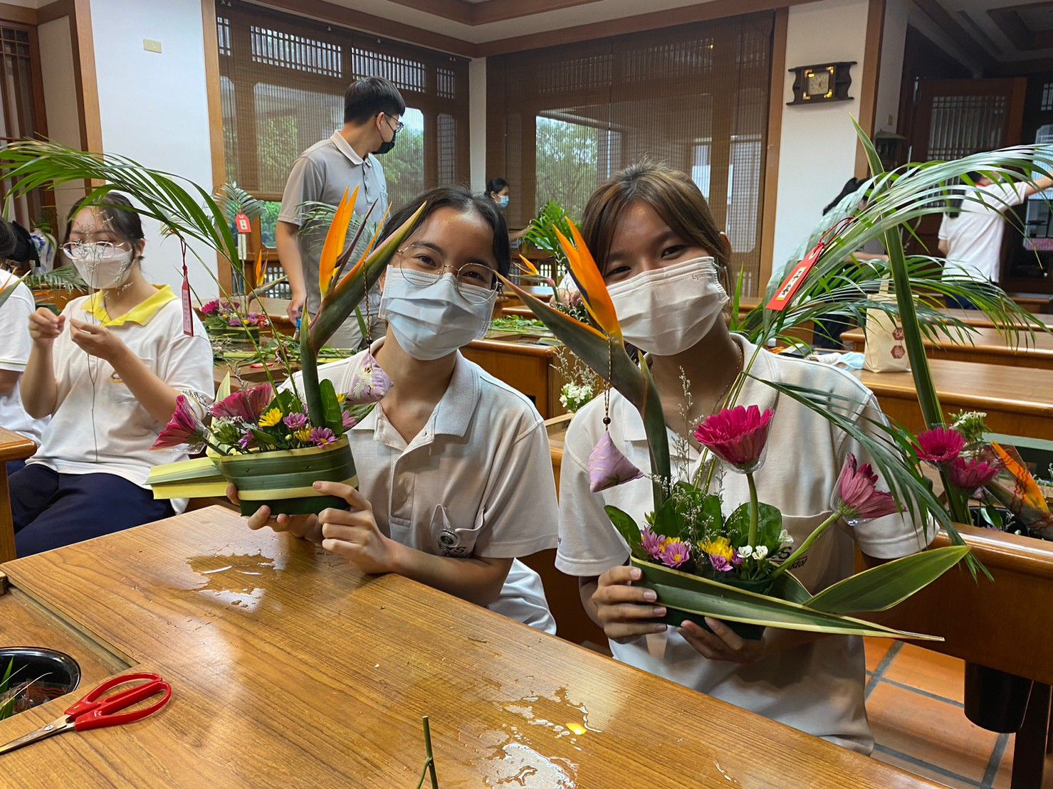 安排茶道及花道課程，讓泰國學生體驗慈濟人文之美。