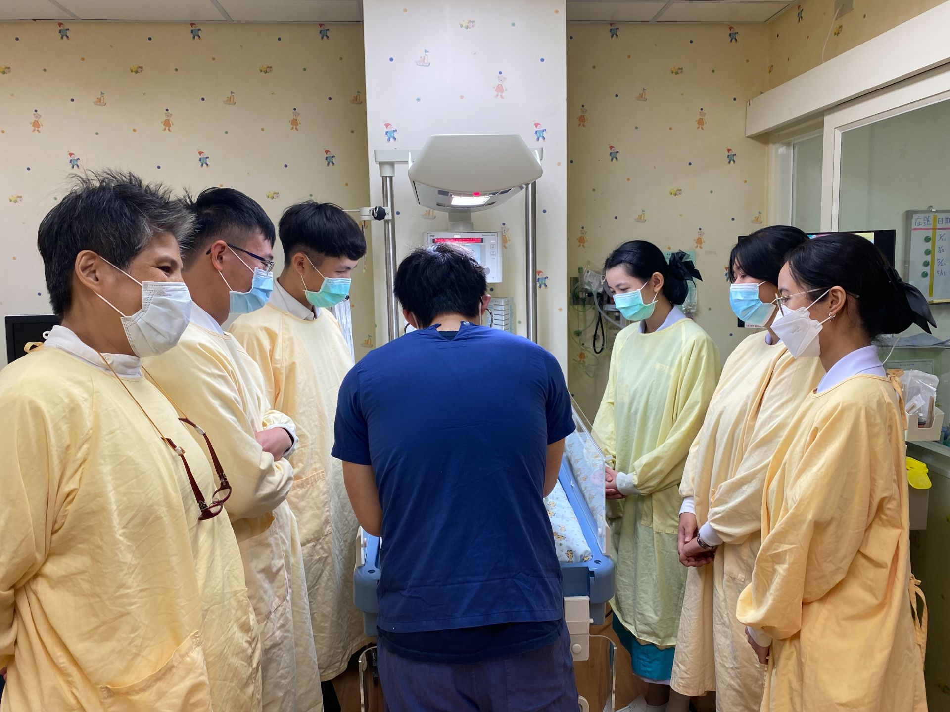 曹英老師帶領學生觀摩新生兒護理過程。