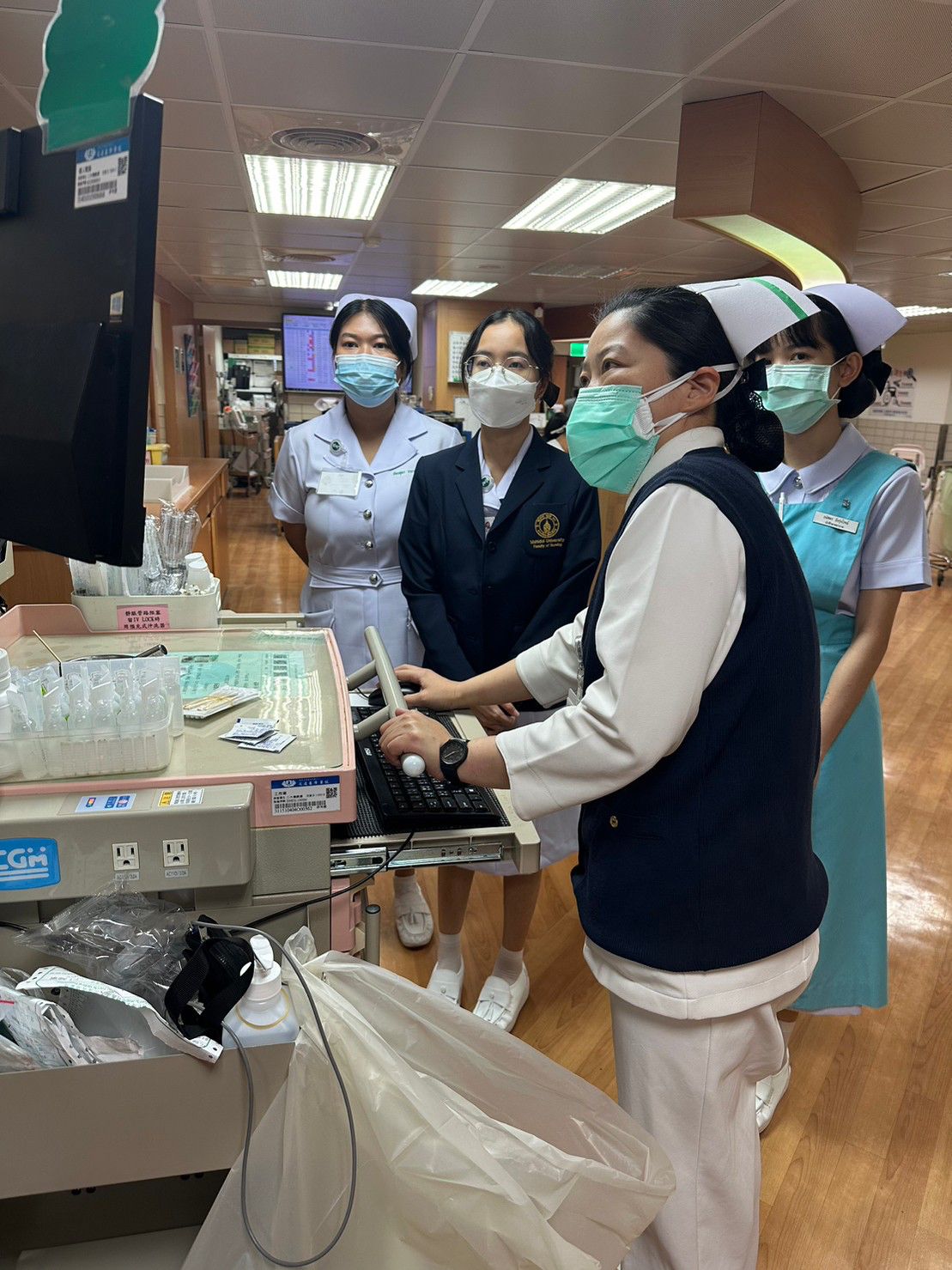 泰國學生到花蓮慈濟醫院見習，歐陽安琪老師向學生說明行動護理車操作方式。