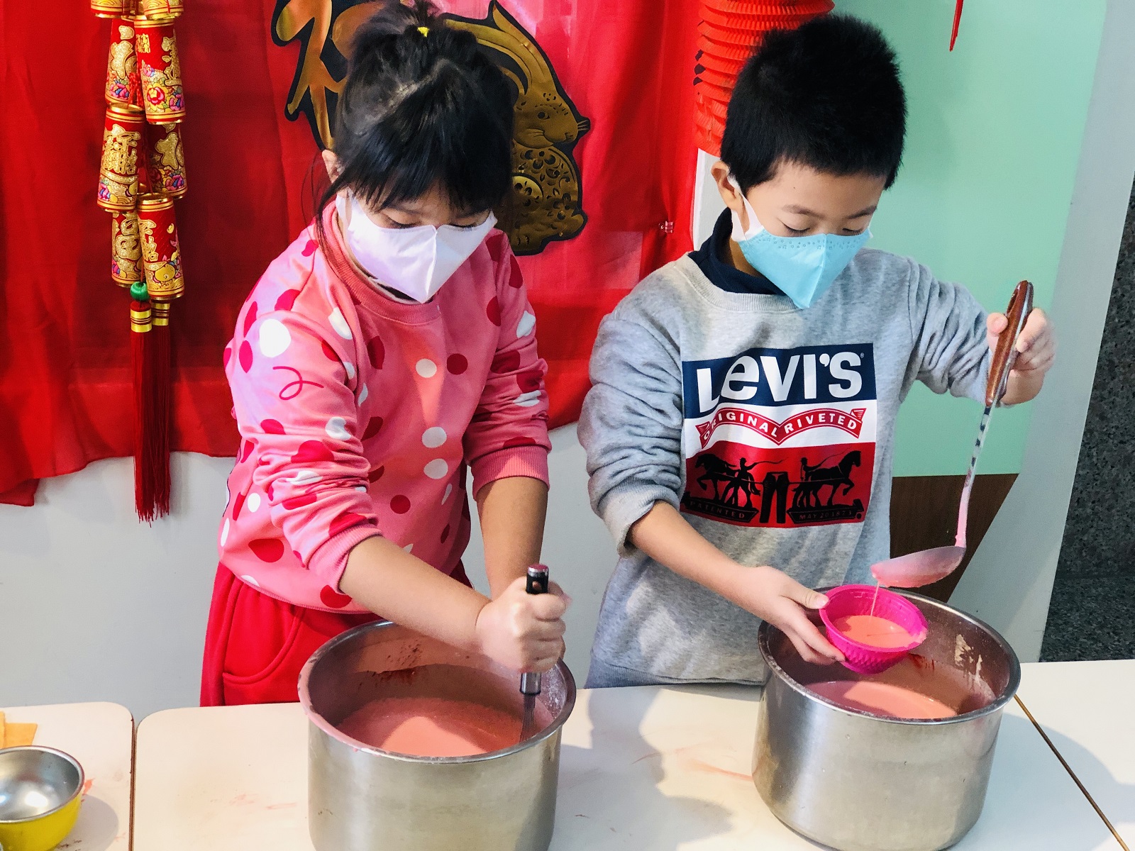 孩子體驗手作發粿,認識發粿文化意涵與製作過程