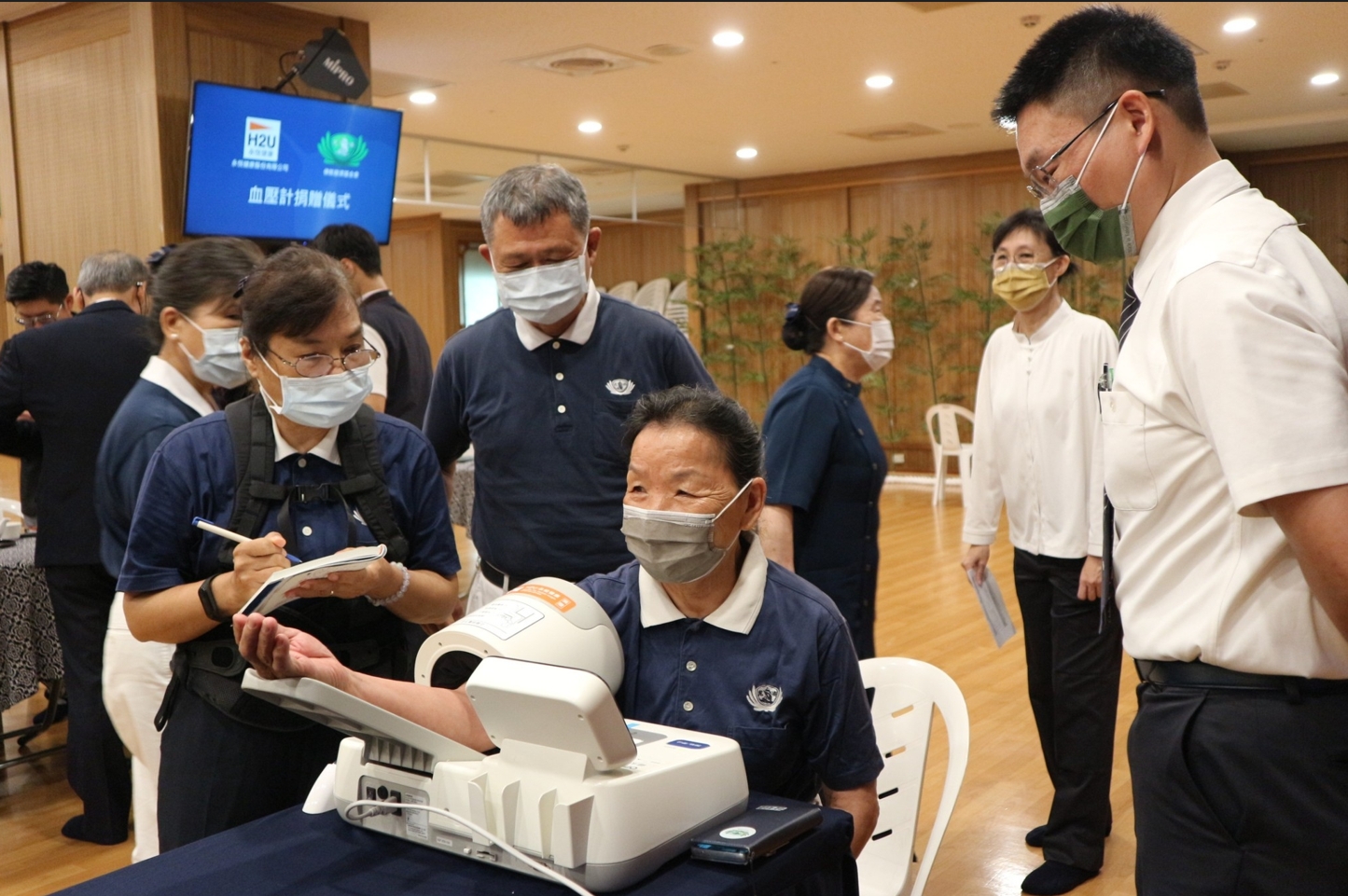 日本歐姆龍隧道式血壓計,具有固定式、大按鈕的特點,能夠讓長者非常方便使用。
