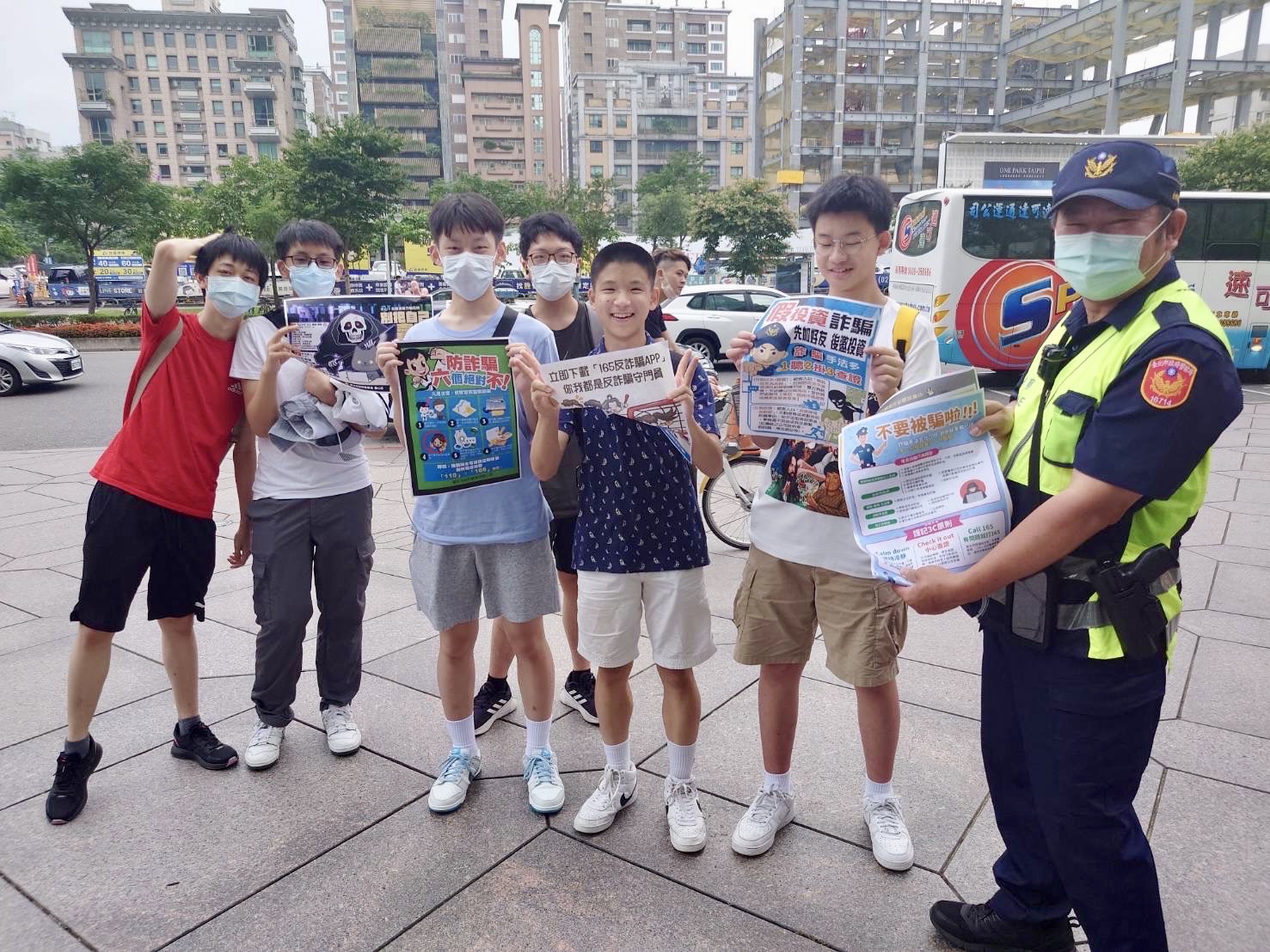 臺北市保安警察大隊宣導青少年面試「三要七不」原則，遠離求職陷阱。