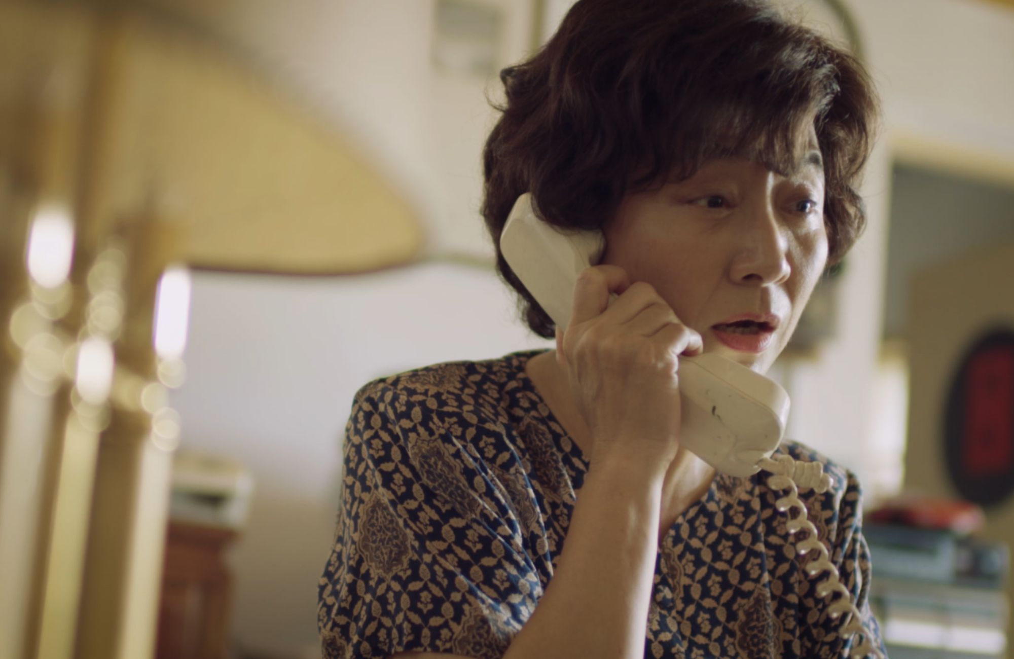 《早點回家》楊麗音飾演玉梅阿媽，打電話到台北關心林嘉俐近況