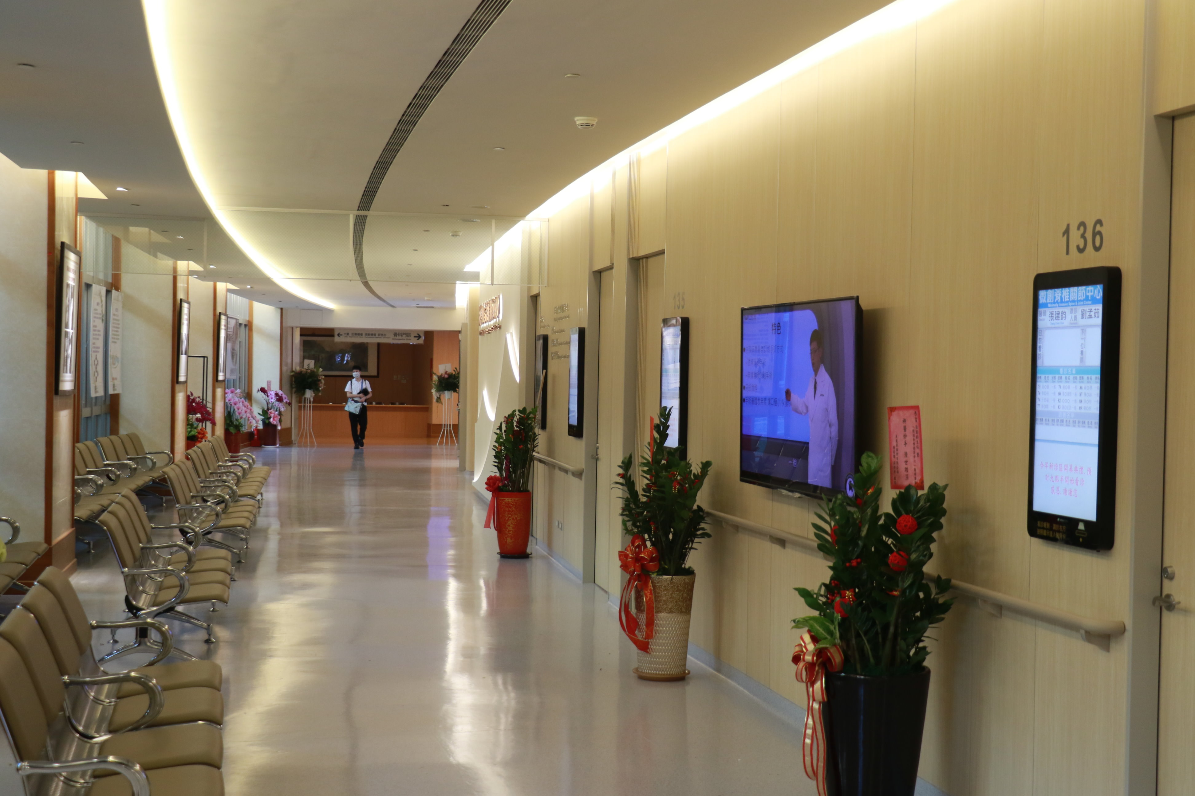 新診區沿著原骨科動線往中庭迴廊延伸，長幅落地窗迎進明亮光線，提供病人更舒適的就醫環境。