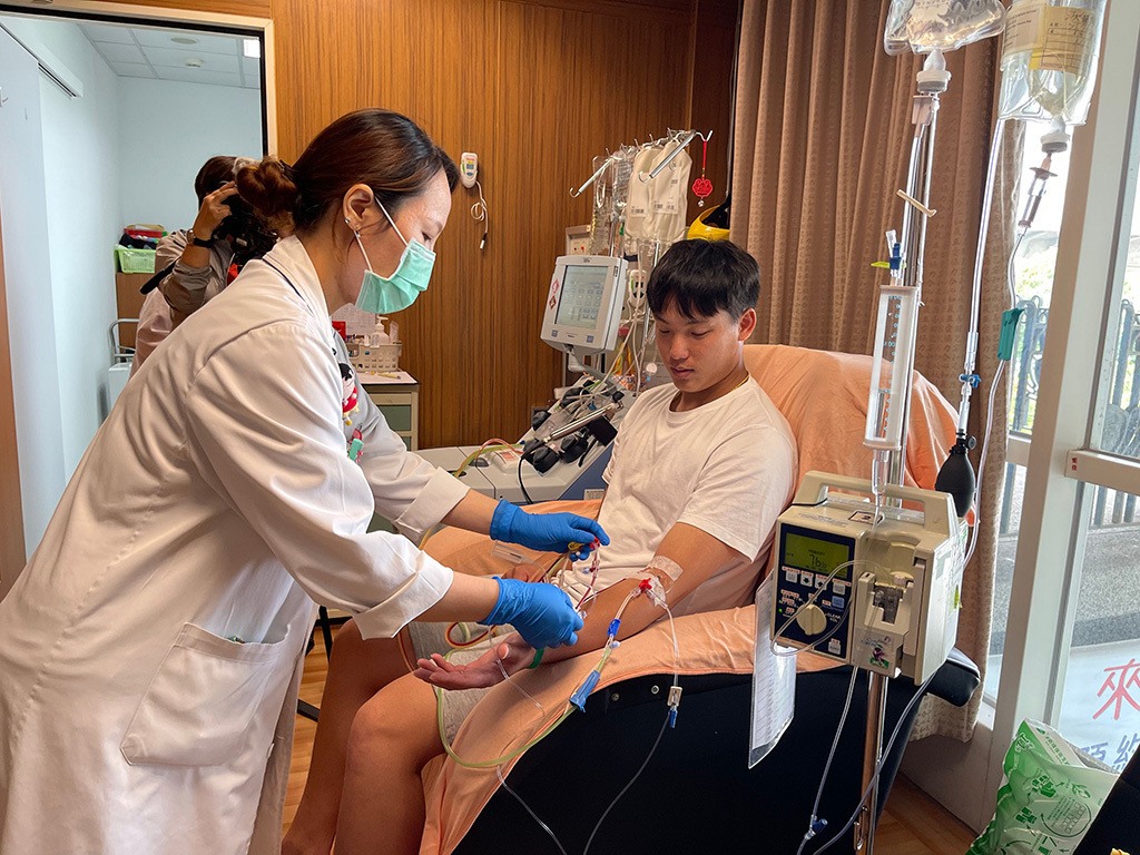 技術員倪莠惠為江忠垣接上收集周邊血幹細胞設備管路。