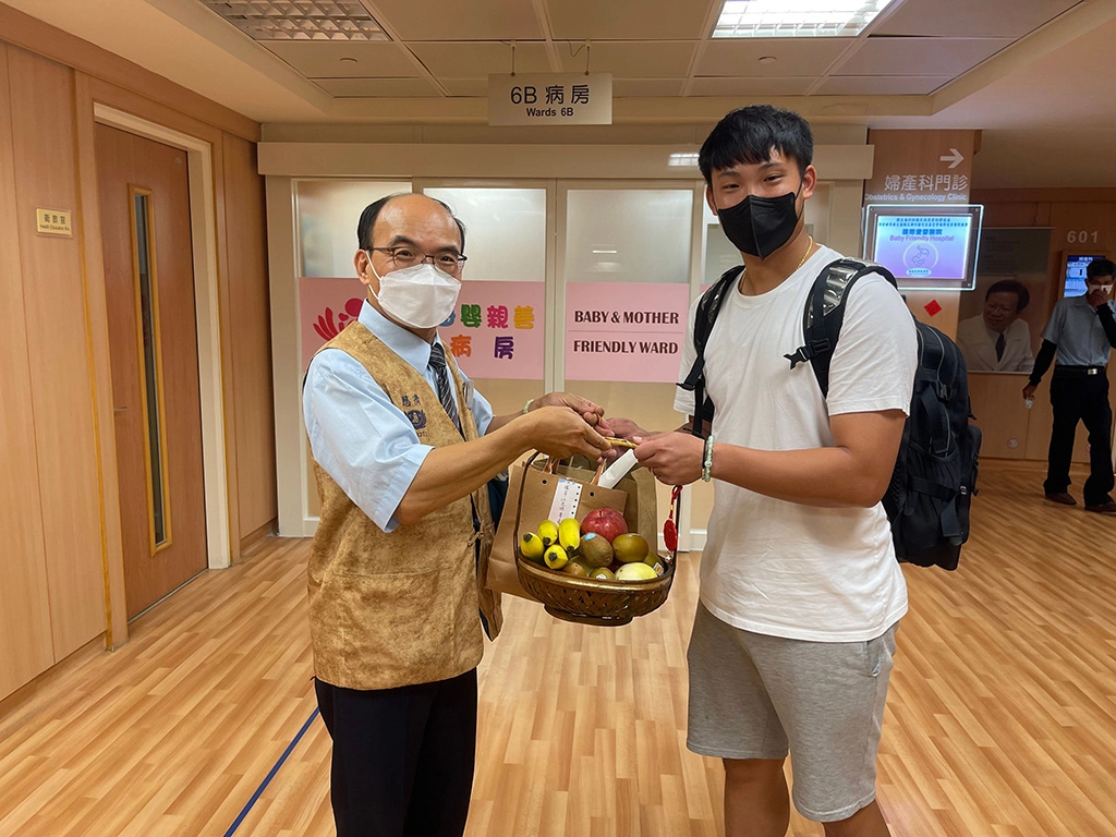 關懷志工許進木陪同江忠垣抵達慈濟醫院，並致贈結緣品與水果補充營養。