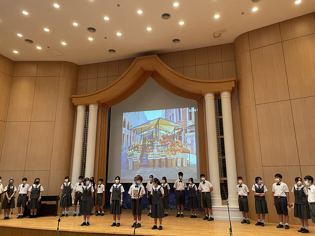 道具運用不僅讓表演活潑，更是同學們的巧思展現。