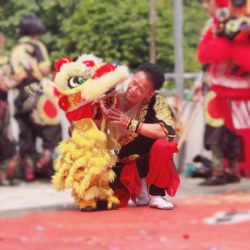 基隆長興呂師父龍獅團除了在正式比賽中屢獲佳績，亦是各方邀演的熱門團隊。正式上場演出前，呂師父上前再三謹慎地交代快4歲的小孫子演出注意事項。照片提供：基隆長興呂師父龍獅團提供
