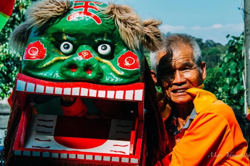 新竹縣客家武獅文化協會由80歲的張建銨團長帶隊演出。在團長跟團員的努力下，傳承逐漸步上軌道，以往年輕人多是兩三位自己打單獅(獨舞)，現在變成年輕一輩負責較重的獅頭，爺爺輩負責操控獅尾，搭配孫輩的腳步來演出。照片提供：新竹縣客家武獅文化協會，台北市YMCA青影社拍攝