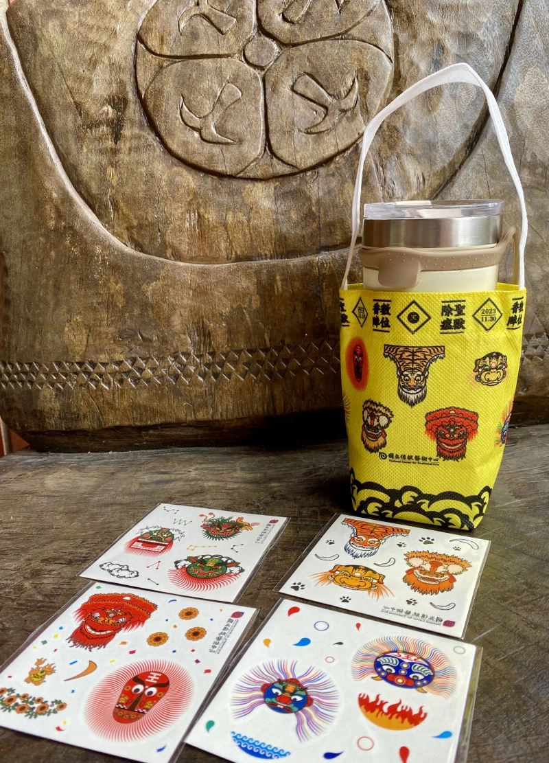 只要參加演出後的問答，即有機會獲得展覽限定小禮─飲料提袋或紋身貼紙。