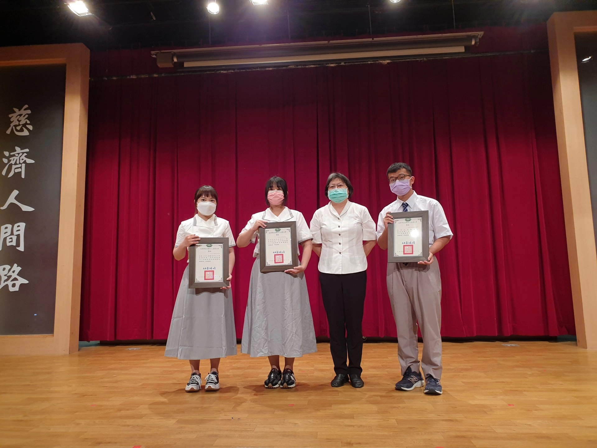 111年服務學習績優團隊，包括有兒家系特教志工隊、LAQI課輔陪伴志工隊、人本醫療社松浦出隊。