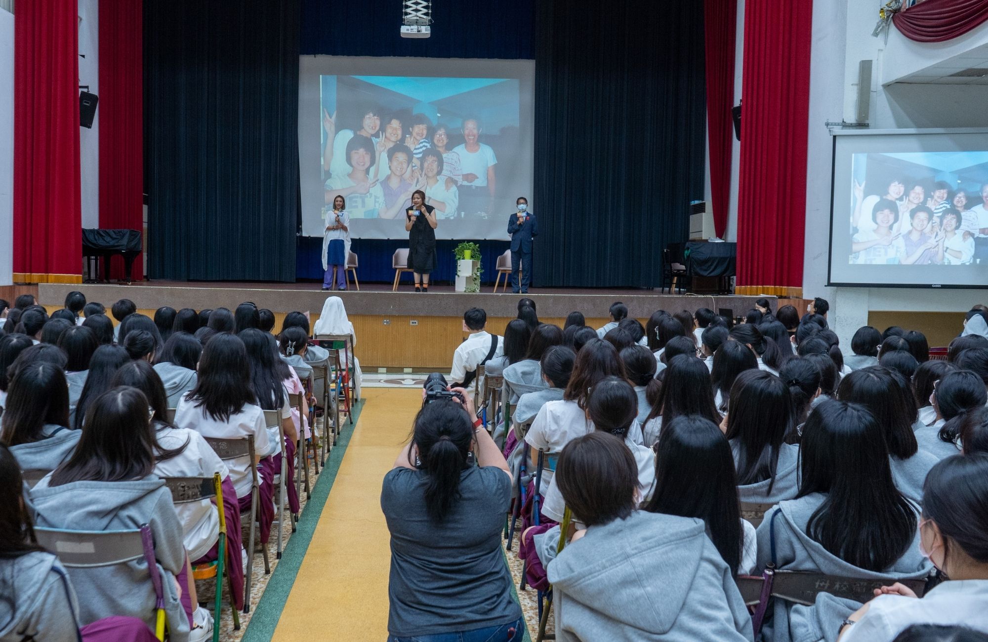 林嘉俐(中)跟學妹們分享高中有趣的故事