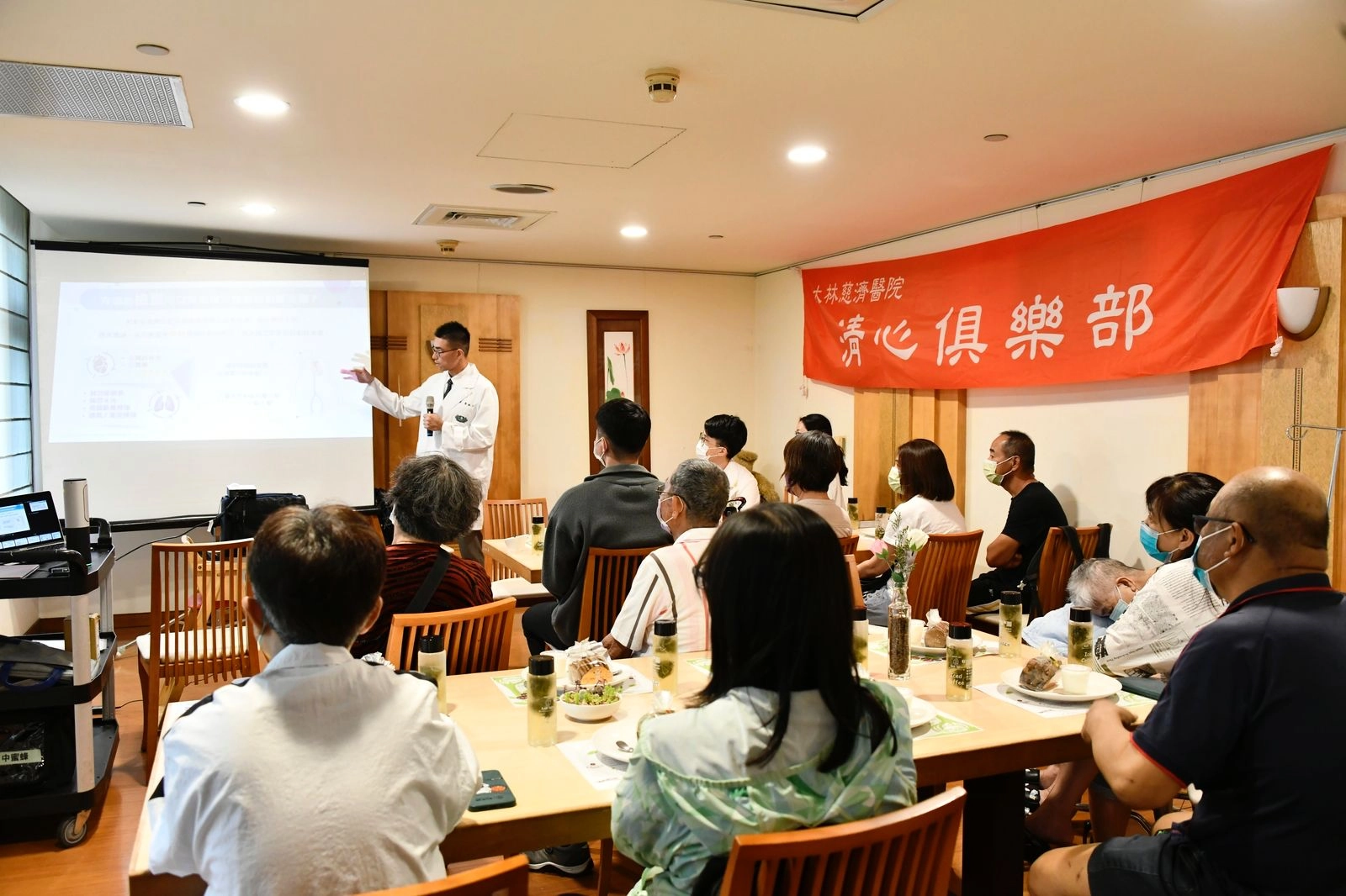 簡振宇醫師分享飲食及運動的注意事項，讓病人學習如何與肺動脈高壓和平共處。