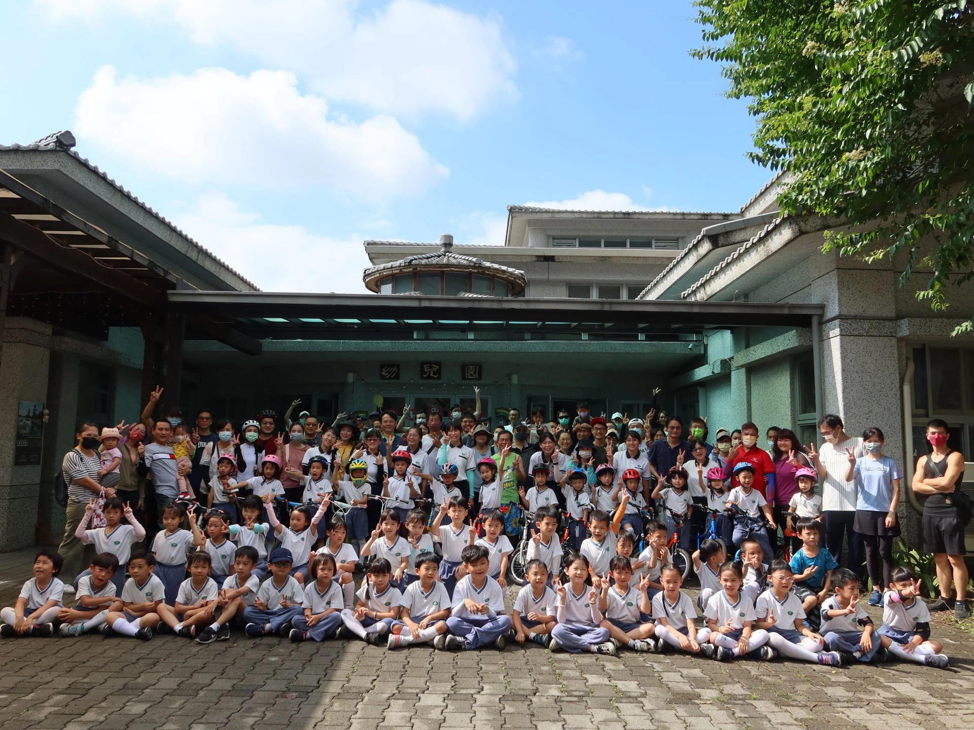 親子跟著音樂帶動，進行暖身操舒緩筋骨，選手們大合照後小騎士準備出發囉！