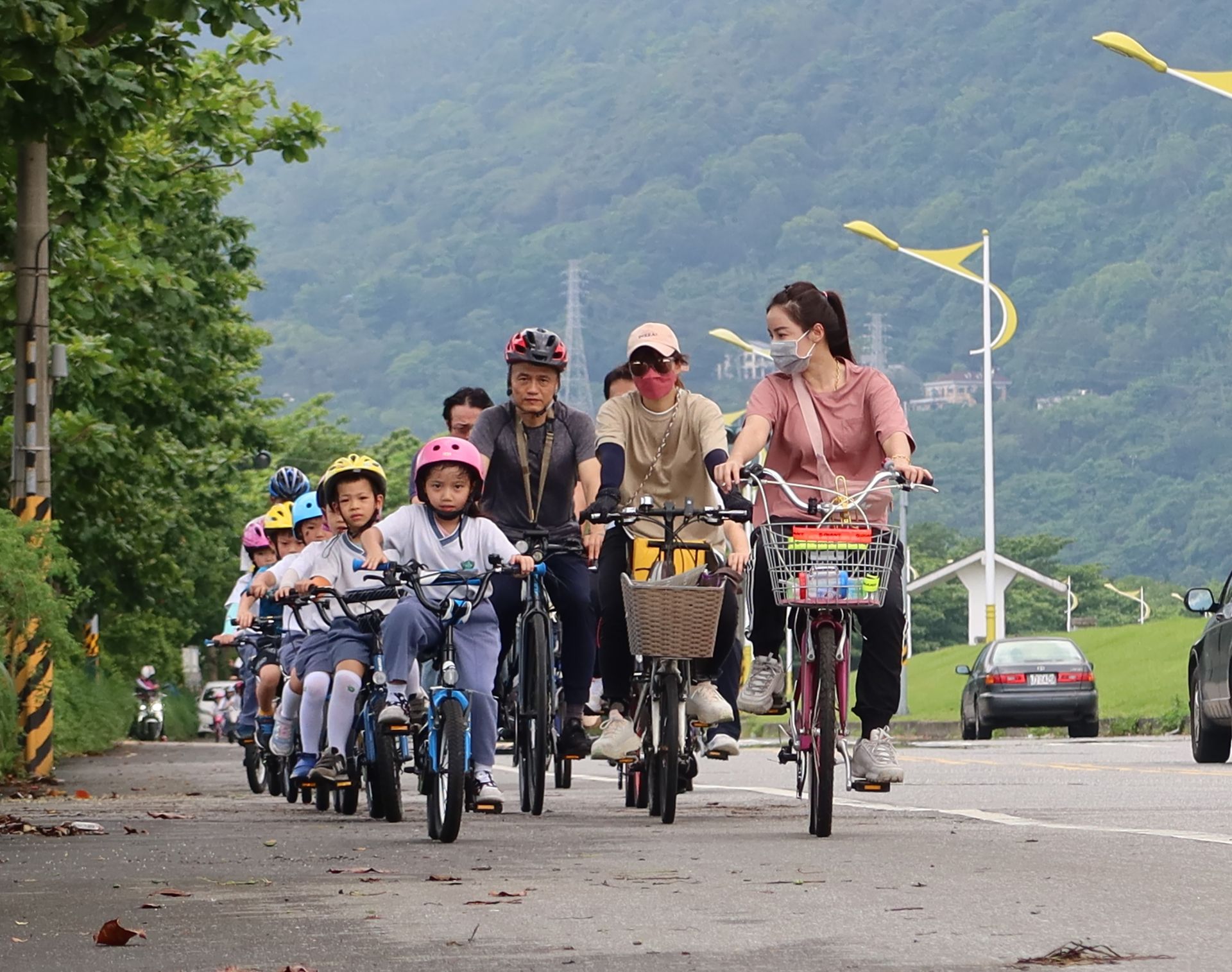 用心陪伴用愛陪騎，家長們在路程中時刻叮嚀細心呵護，行動中培養帶得走的能力。 