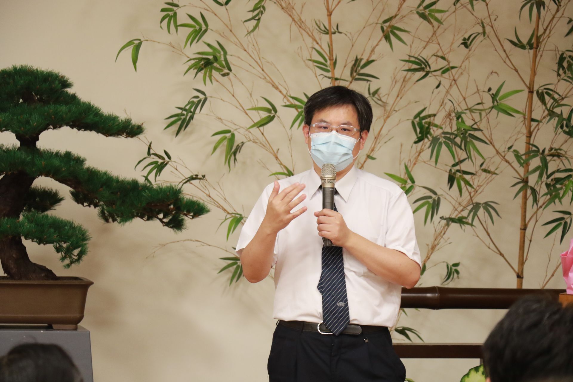 臺中慈濟醫院一般外科主任余政展解說胃癌治療新知。