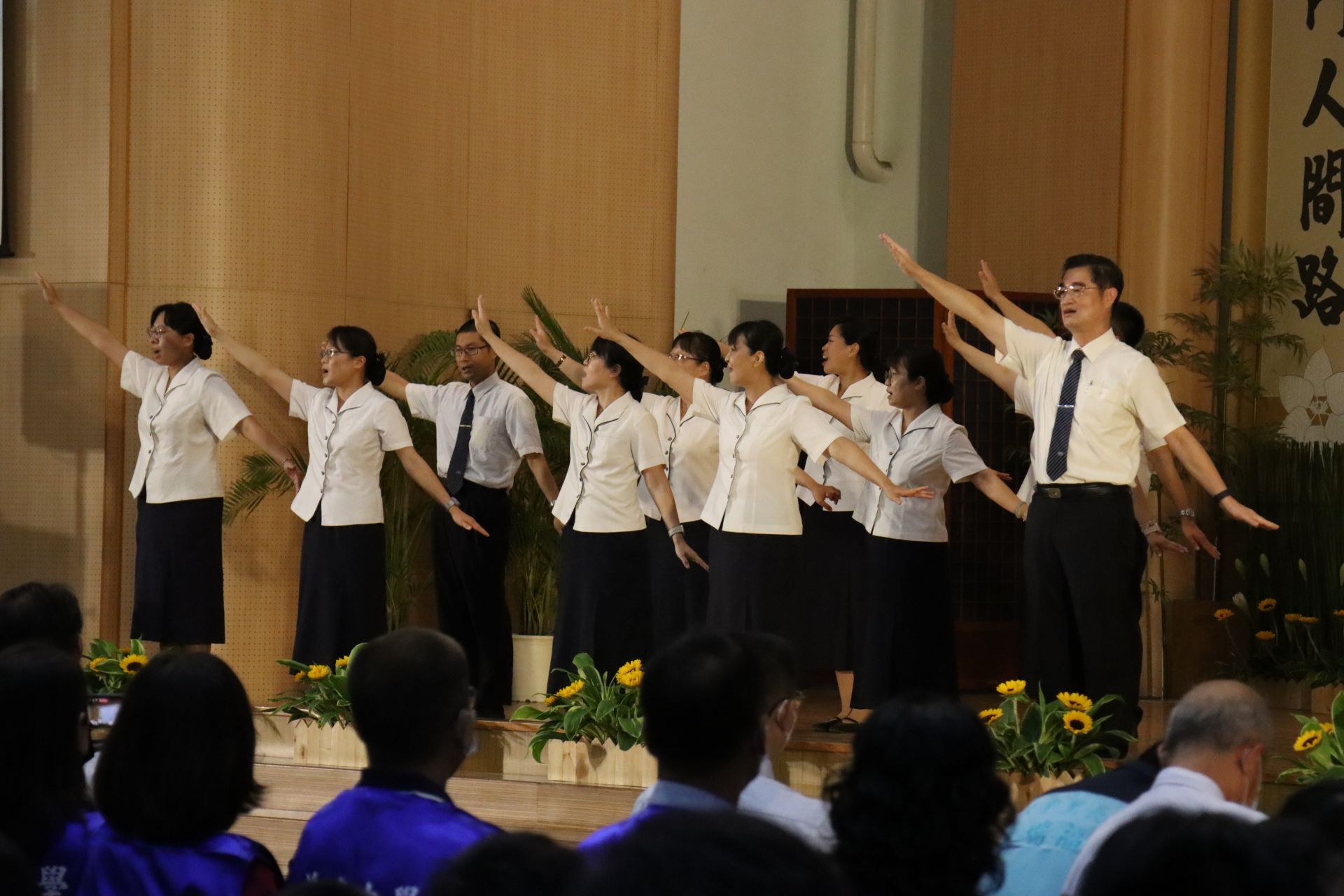 姚校長和畢業班導師共同演繹〈叮嚀〉，祝福所有畢業生展翅飛翔。