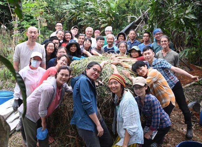 臺南藝術公社在野外探索在地植物作為建築材料的可能性。