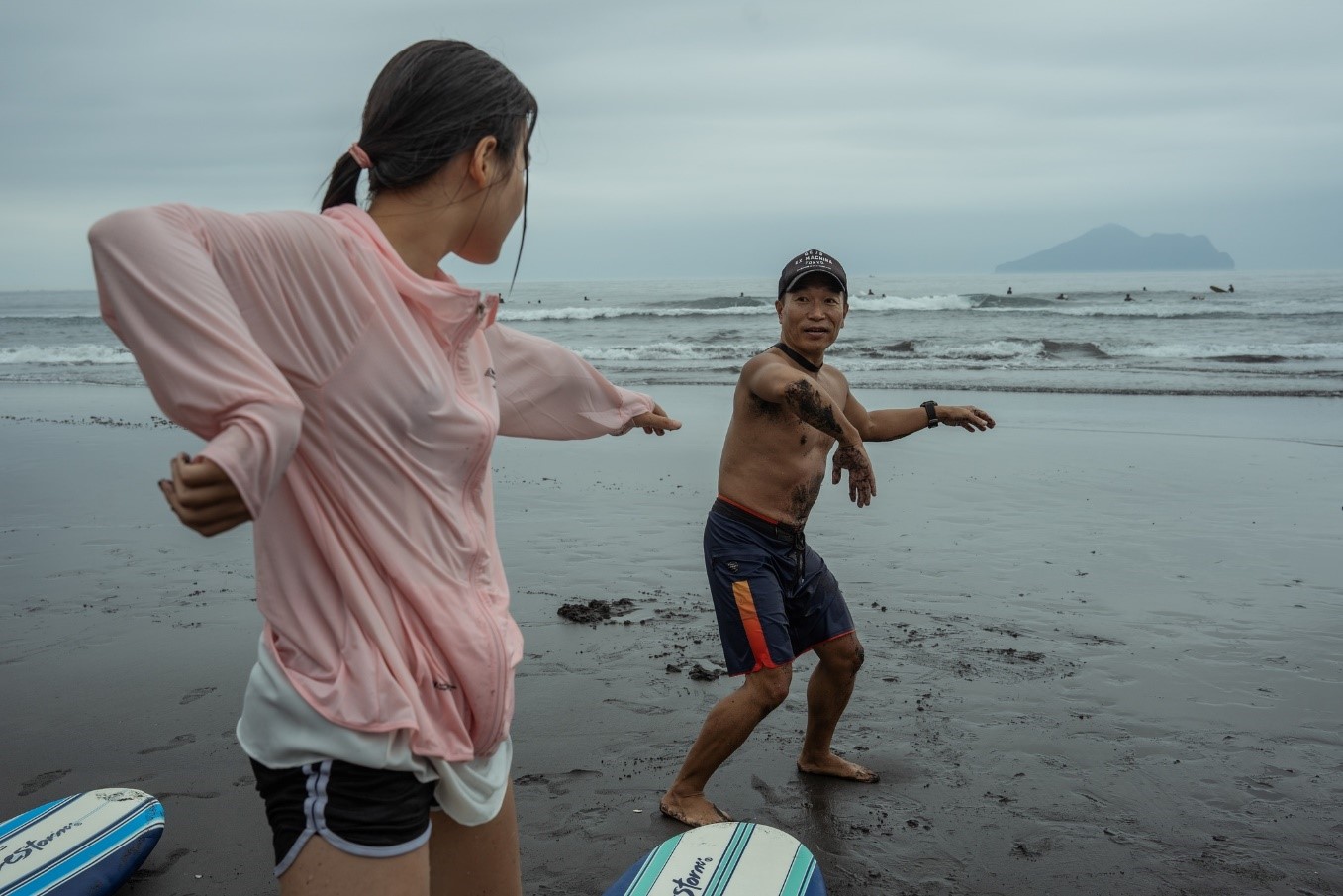 海波浪文化事業有限公司在外澳的4Kids親子衝浪基地,帶領青聚點學員建立身體與海洋的連結。
