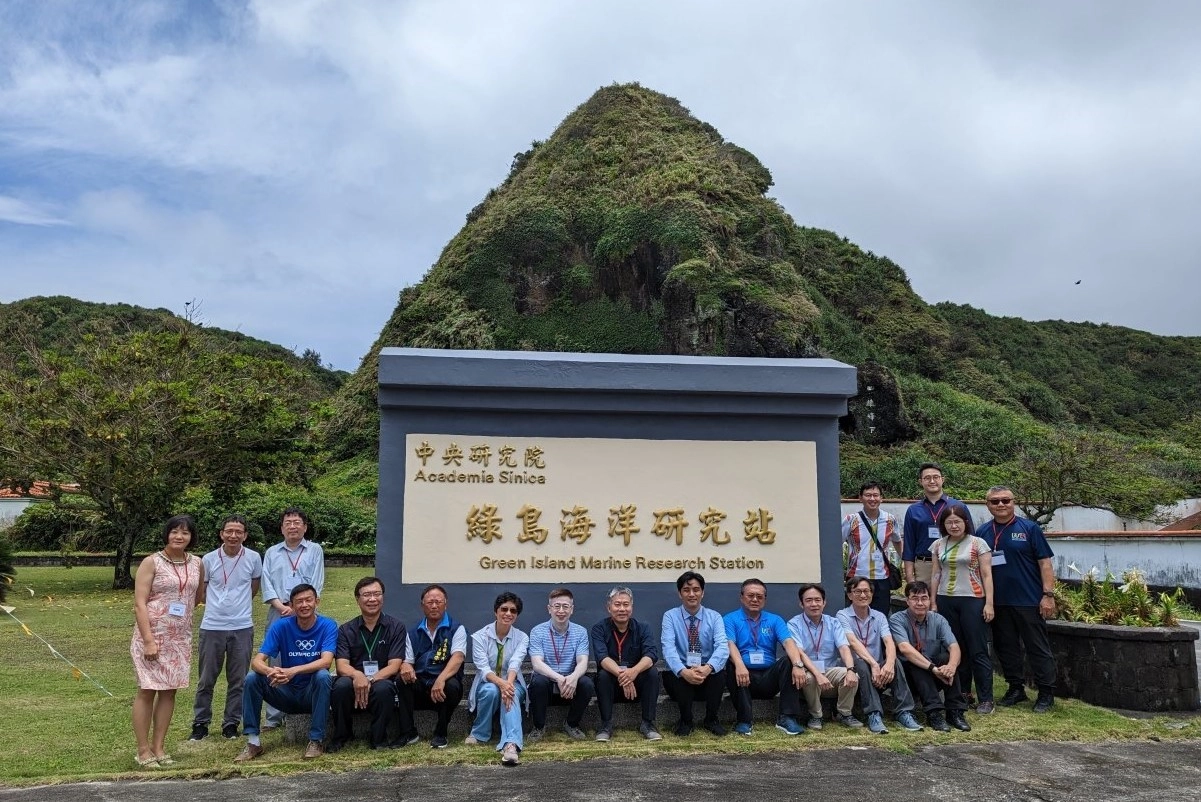 揭牌貴賓於綠島海洋研究站牌前大合照。