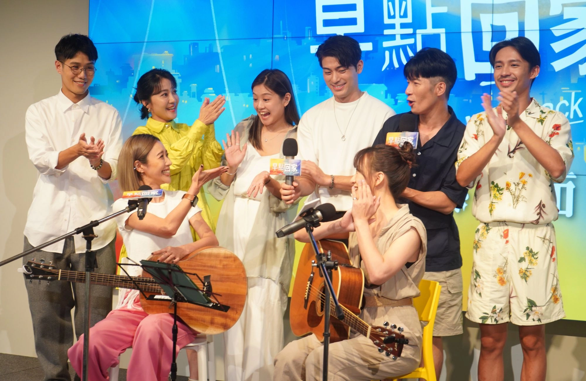 方宥心、范宸菲雙吉他組合，帶領全場演唱主題曲「回家吧」