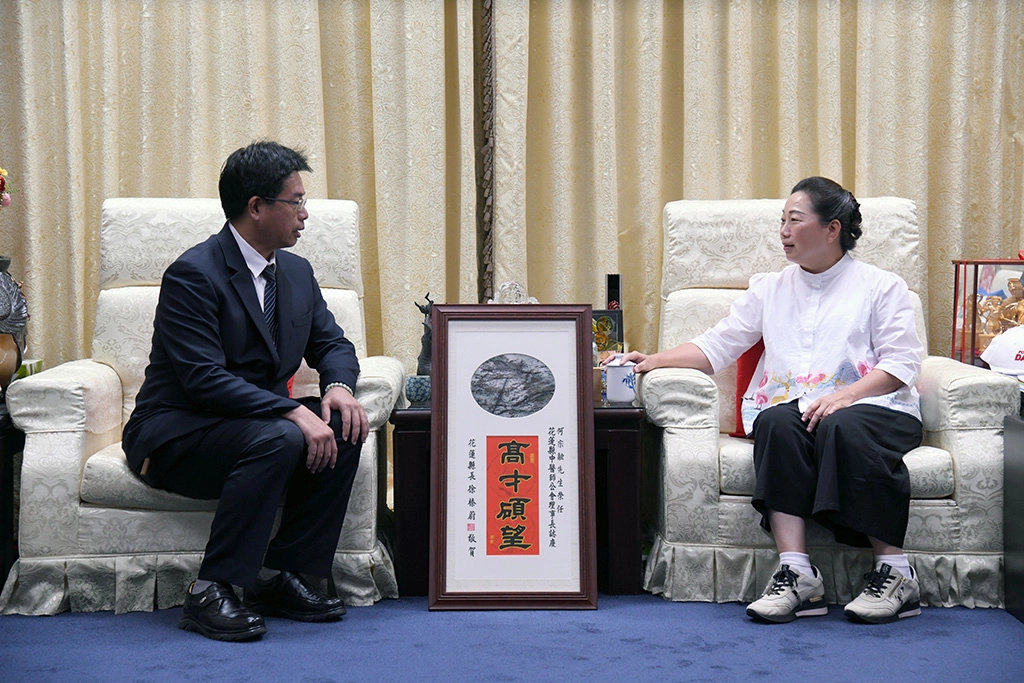 徐榛蔚縣長會見花蓮縣中醫師公會理事長何宗融