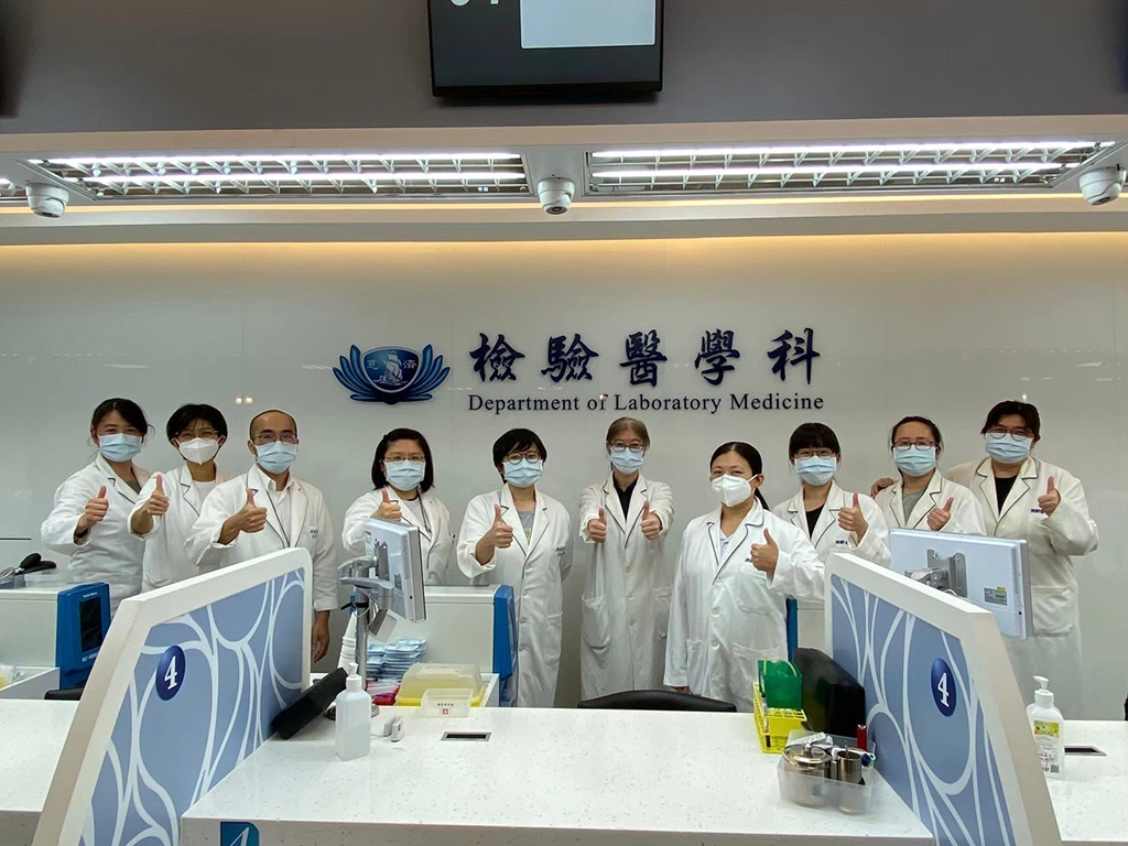 花蓮慈濟醫院臨床病理部檢驗醫學科，由主任張淳淳（右五）帶領，業務包括抽血檢查，血液、尿液檢驗外，還有骨髓配對、毒藥物檢驗、分子生物檢驗、精準醫療檢驗等。