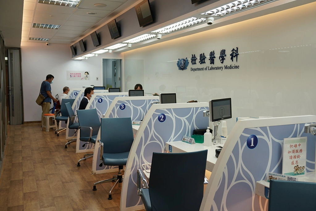 花蓮慈院臨床驗醫學科協同醫院各領域及合作廠商共同打造「智能實驗室」，病患平均抽血等候時間從9.4分鐘減少51.1%，僅剩4.6分鐘；高齡友善窗口平均等待時間更僅1.8分鐘，降低病人等候時間，且座位寬敞明亮，減少病人抽血的緊張感。