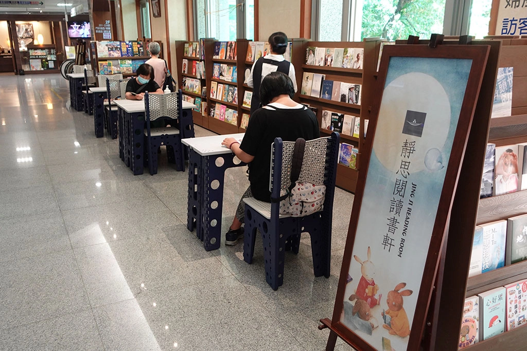 靜思閱讀書軒提供各式書籍與桌椅，讓來醫院的大眾閱讀。