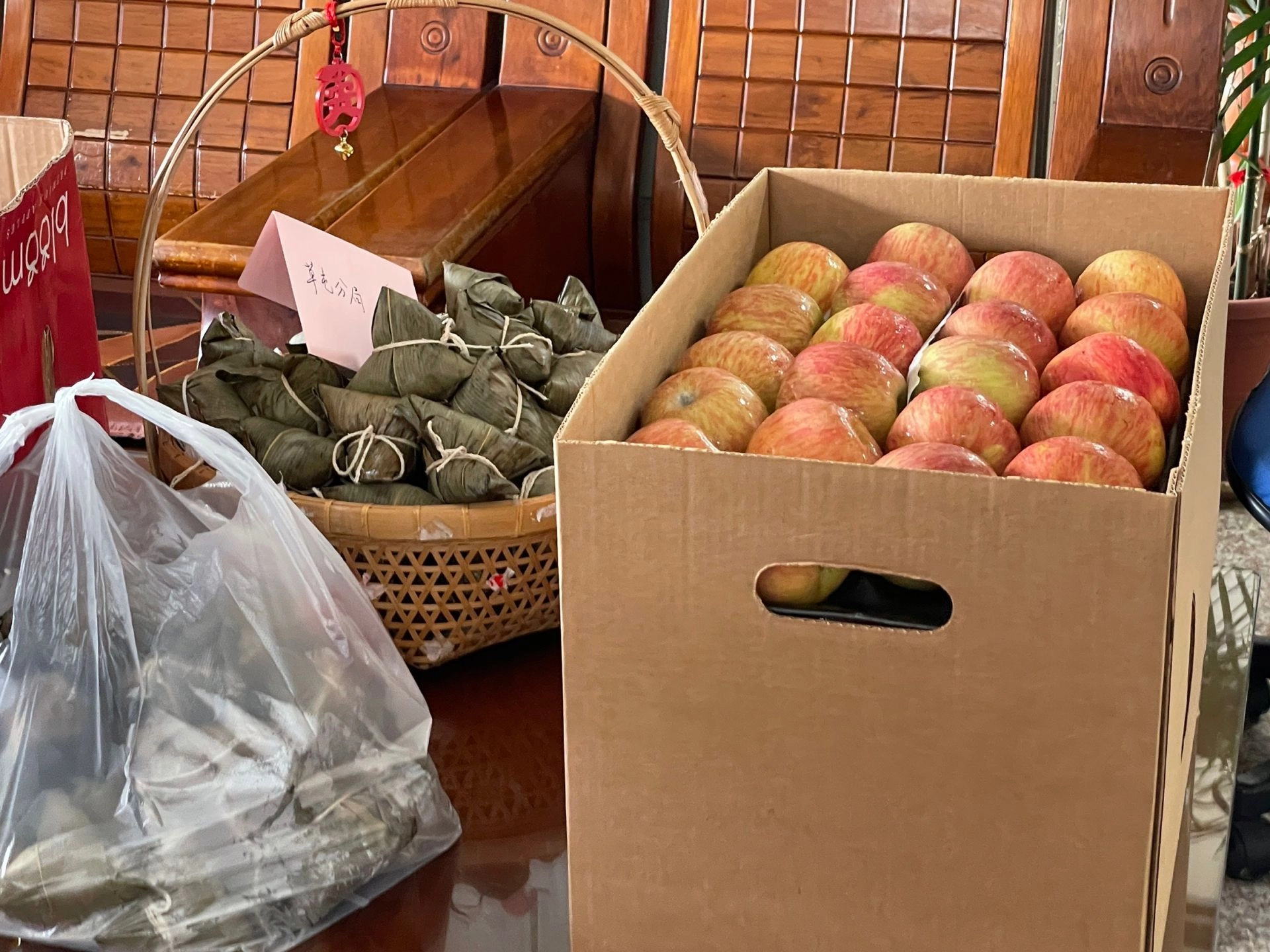 慈濟基金會草屯聯絡處於警察節當日致贈祝福感恩卡及蘋果、素粽