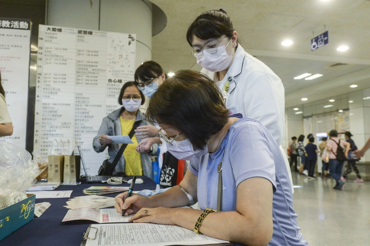 現場民眾踴躍簽署器官捐贈同意書。