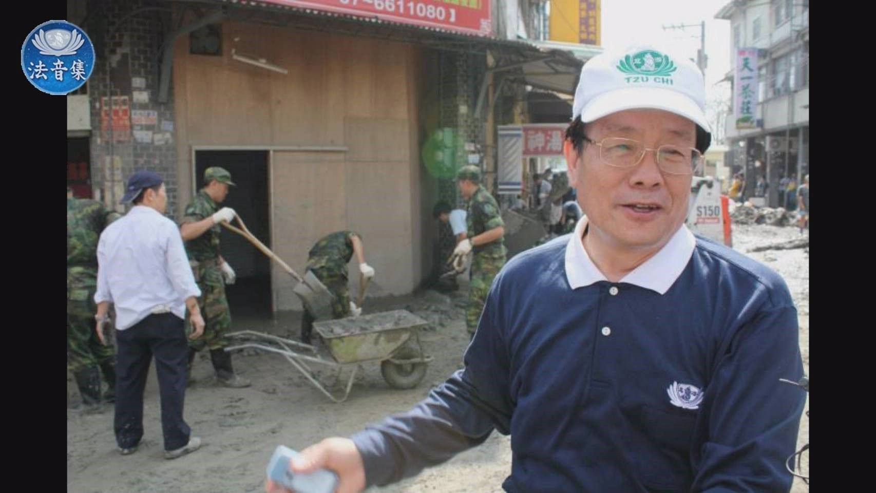 吳天池老師在88水災發生第一天，在旗山國中成立社區服務中心服務18天，吳天池老師調了5輛小山貓協助，親身投入救災工作中。
