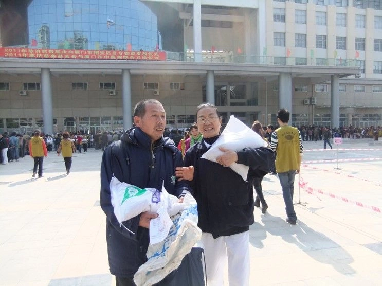 葉翠霞老師生前為慈濟志工，回到福建廈門泉州探親，並在當地建立了一個小小的環保教育站，慢慢地，會員人數增加到2千多人。