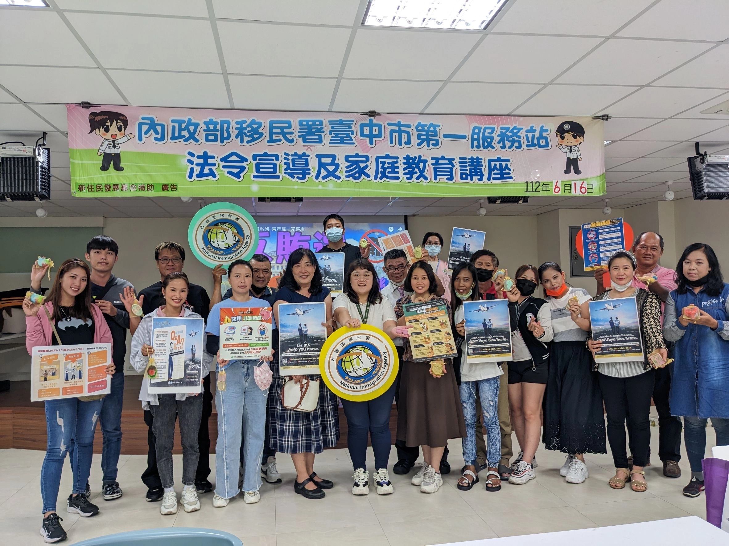 移民署臺中市第一服務站「皂顧你、皂顧我-移民署邀新住民做香皂迎端午」活動合照